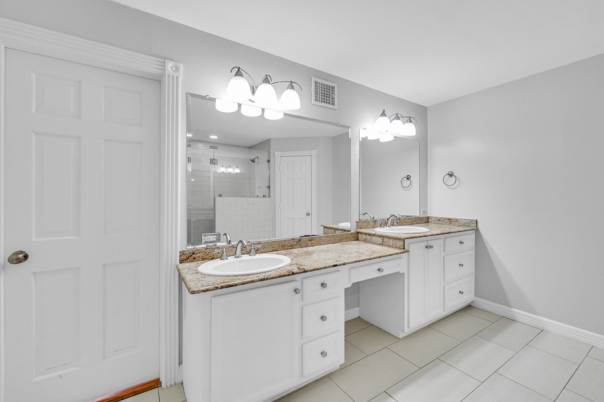 2430 Nantucket Drive B Property Photo 9