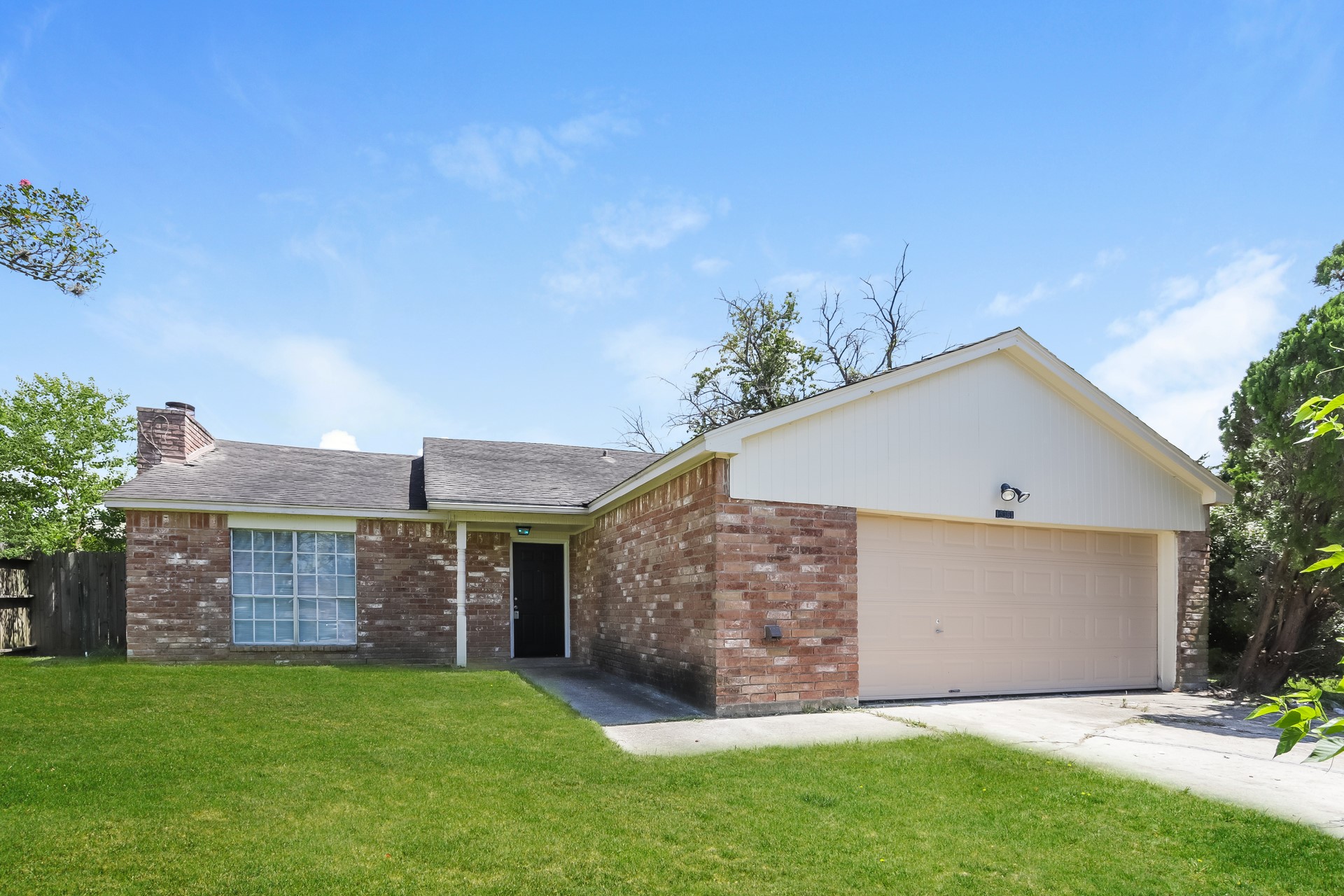 13361 Lake Breeze Lane Property Photo 2