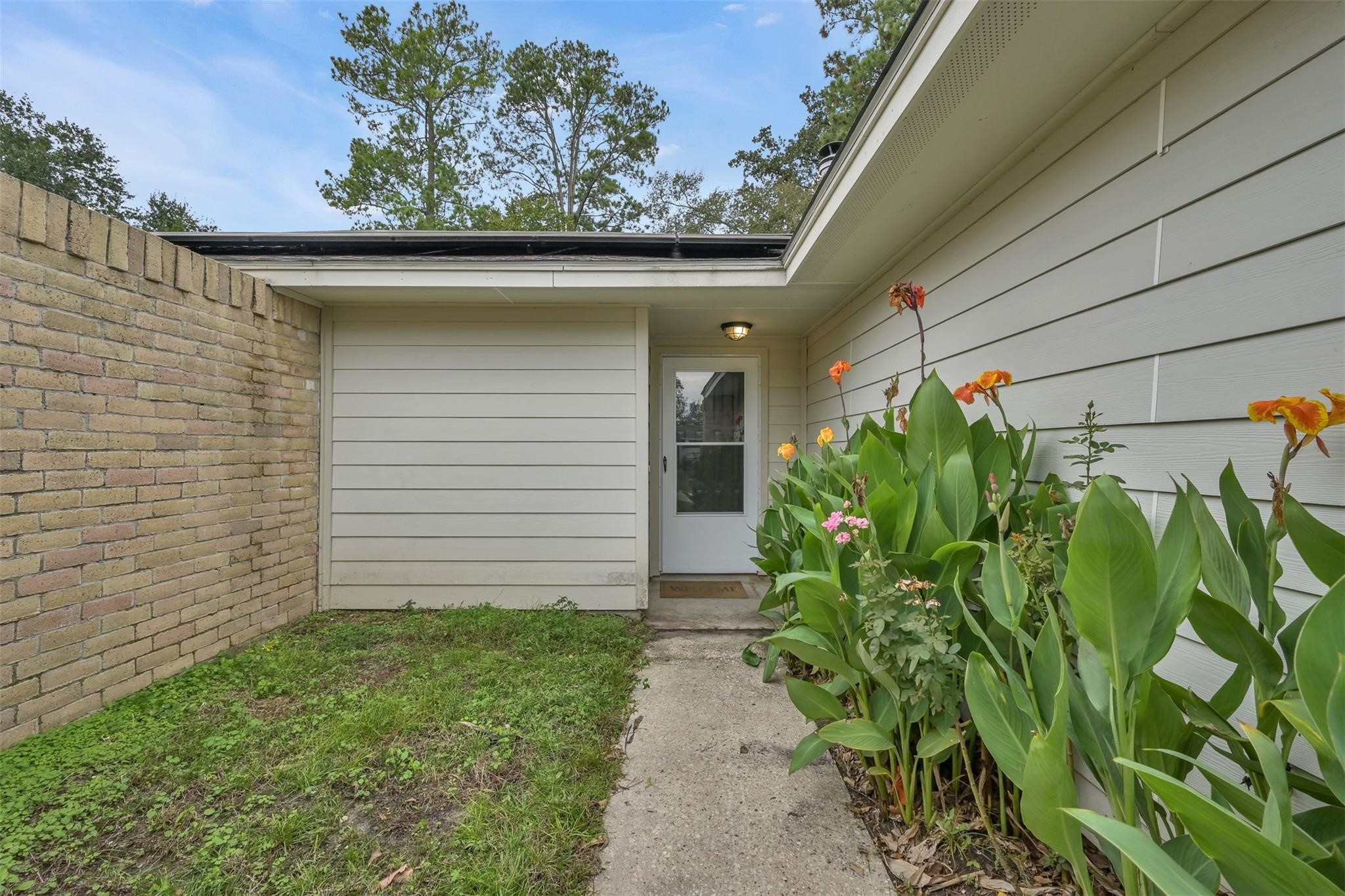 16858 Gleneagle Drive N Property Photo 2