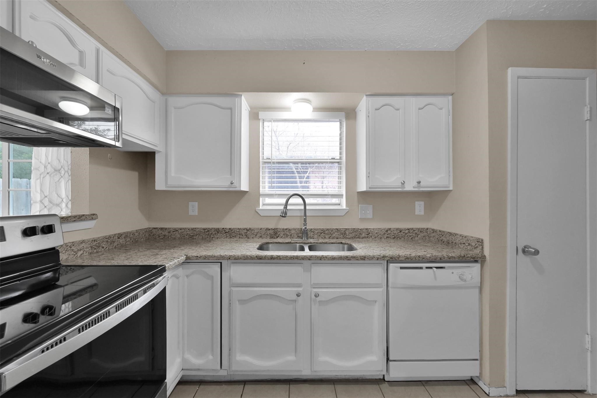 16858 Gleneagle Drive N Property Photo 8