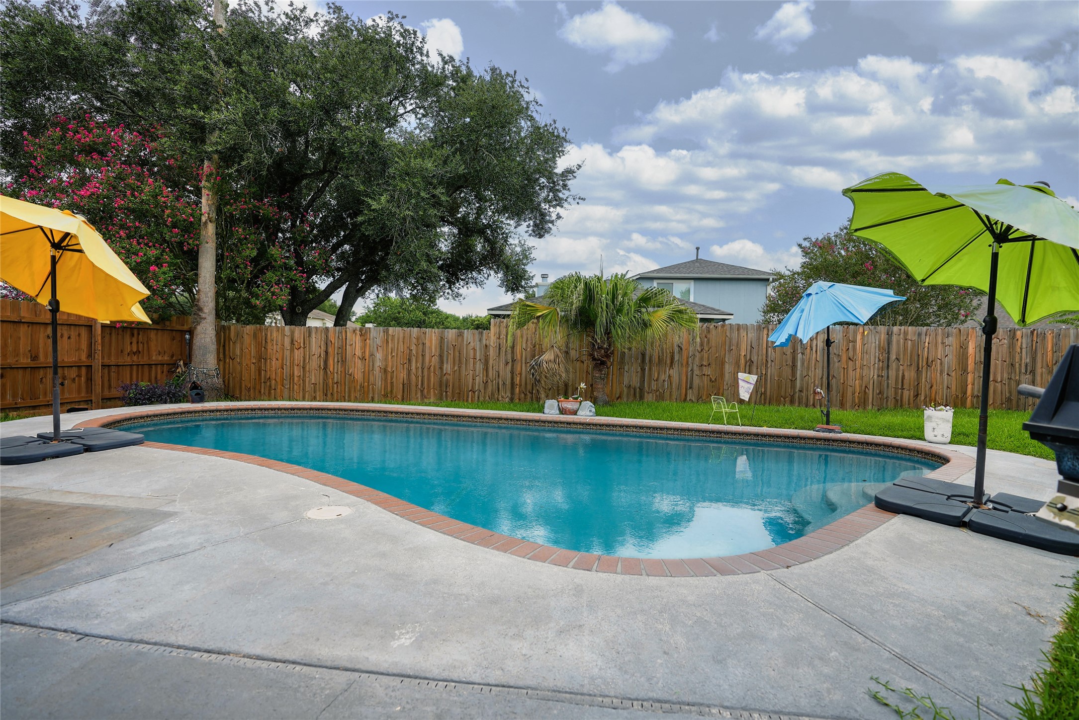 1103 W Brompton Drive Property Photo 1