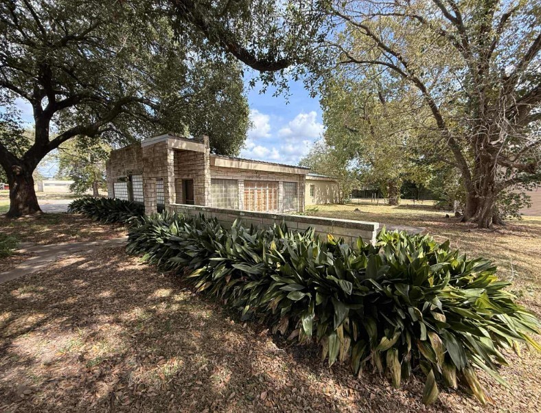 608 Travis Street Property Photo 1