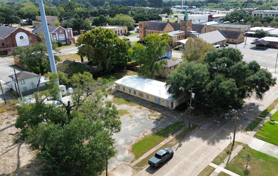 608 Travis Street Property Photo 3