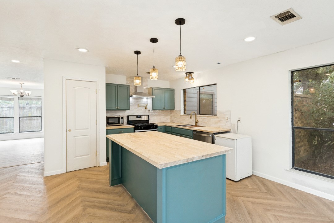 8214 Pine Falls Drive Property Photo 9