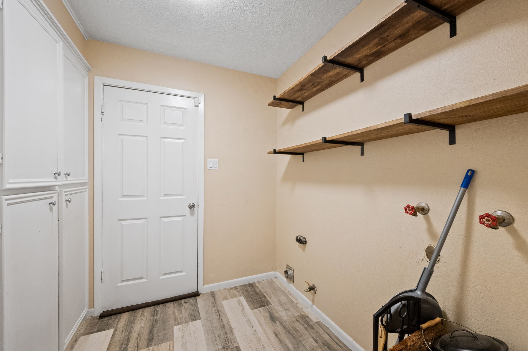 408 Foxmeadow Lane Property Photo 12
