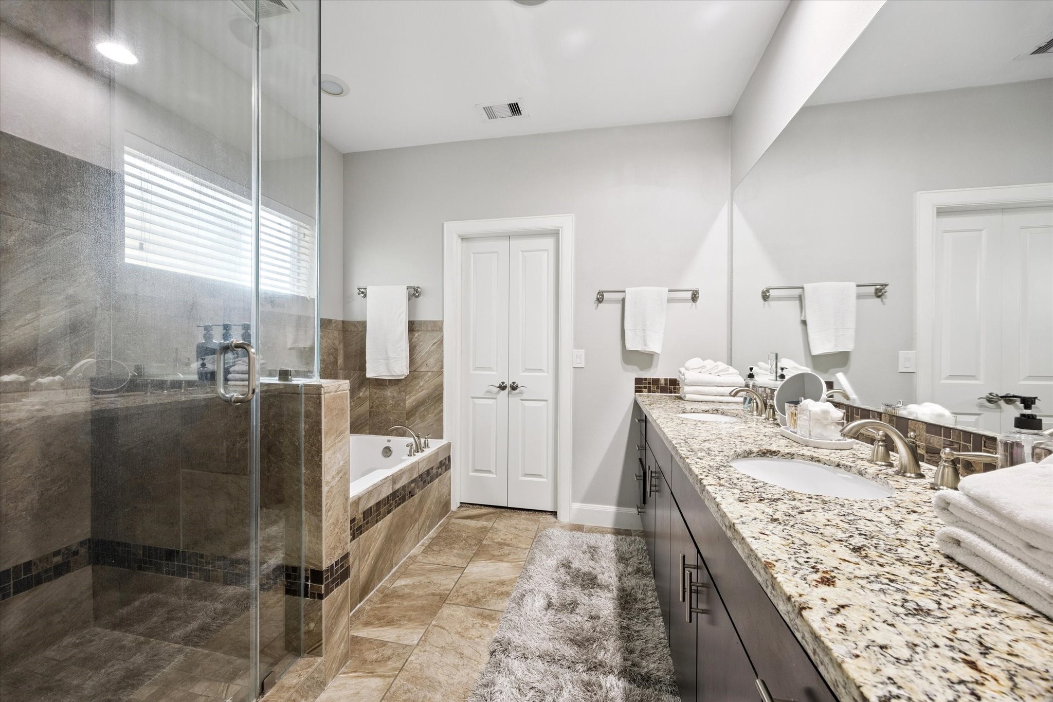 1206 Cushing Street Property Photo 12