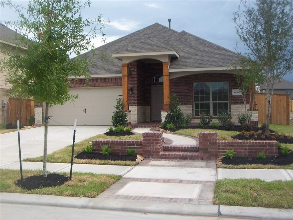 18907 Cove Pointe Dr Drive Property Photo 1