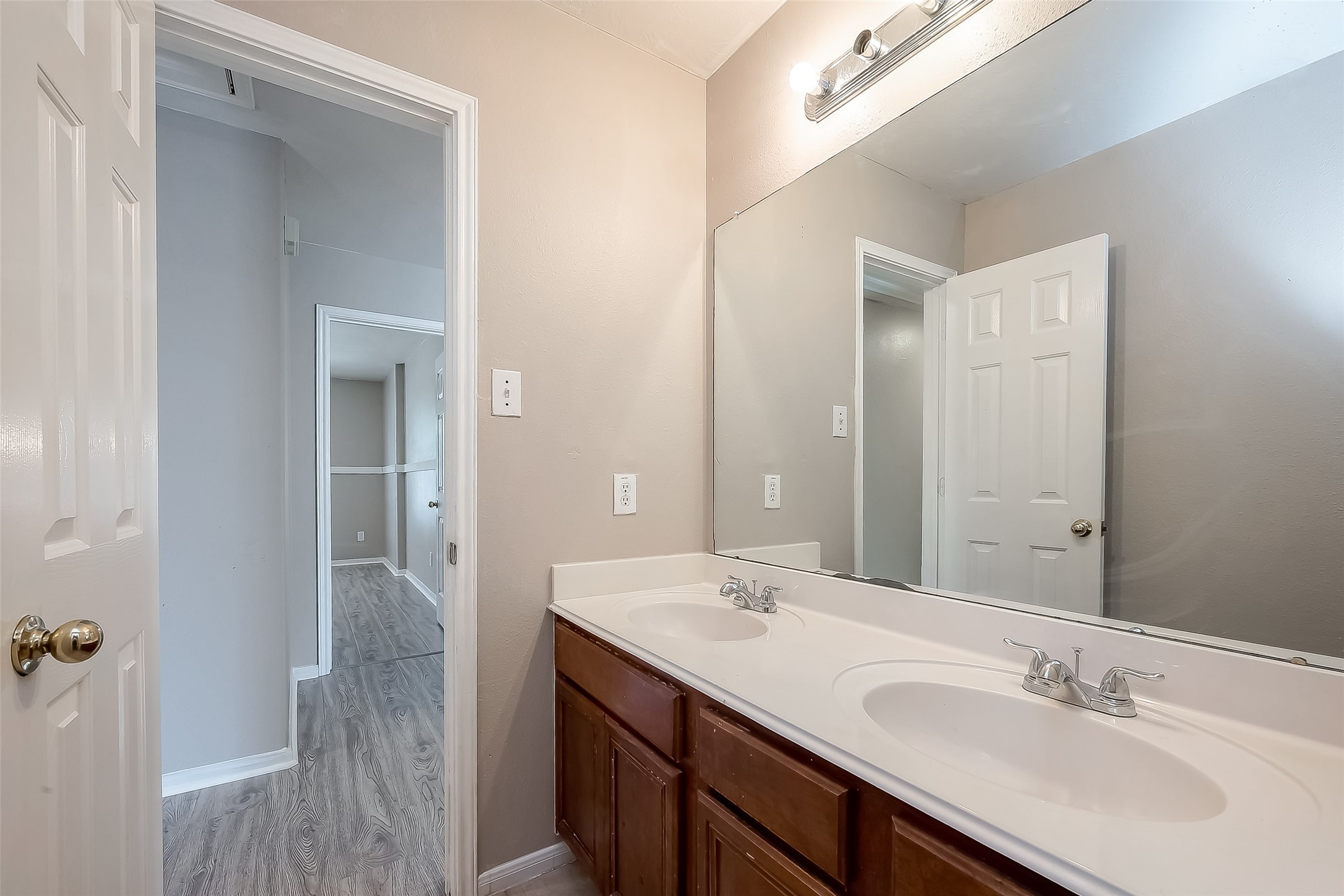 2118 Long Trail Path Court Property Photo 17