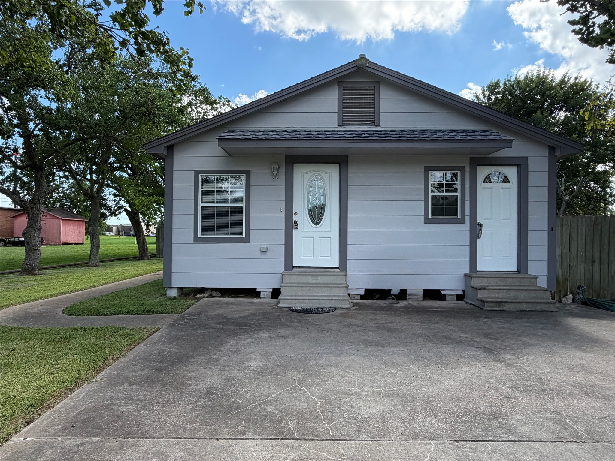 211 S Avenue C Property Photo 1