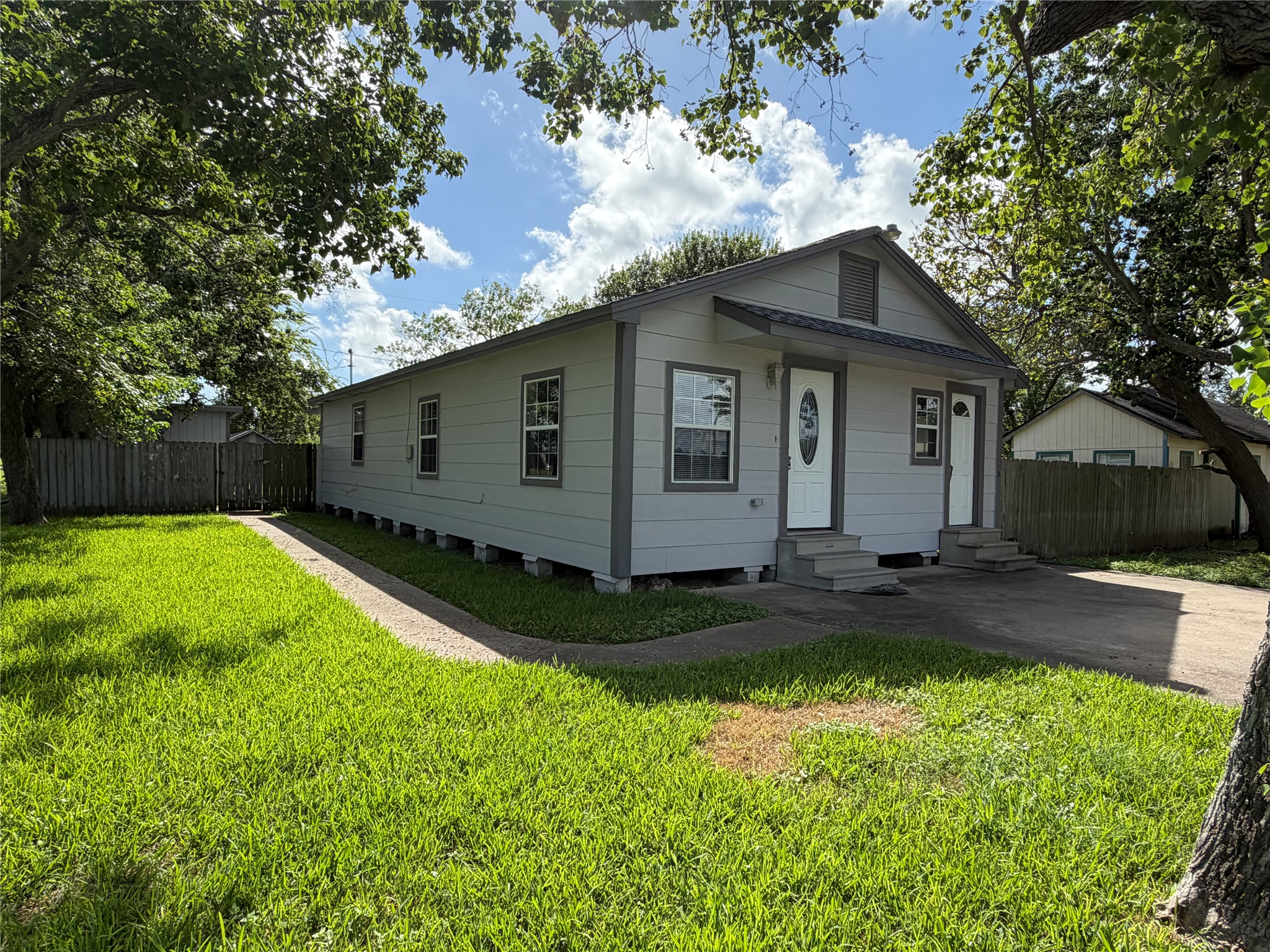 211 S Avenue C Property Photo 2
