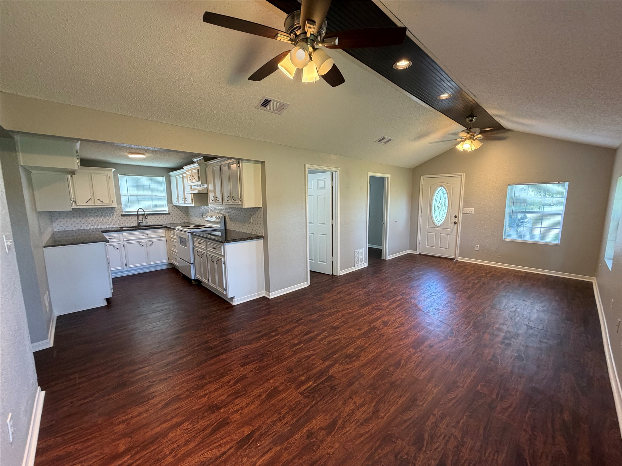 211 S Avenue C Property Photo 6