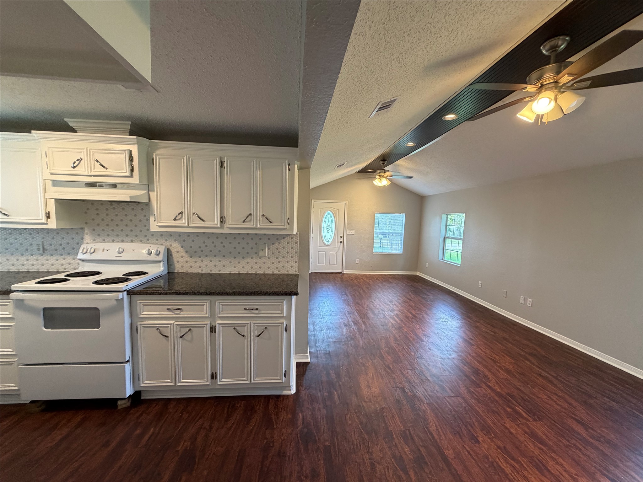 211 S Avenue C Property Photo 7