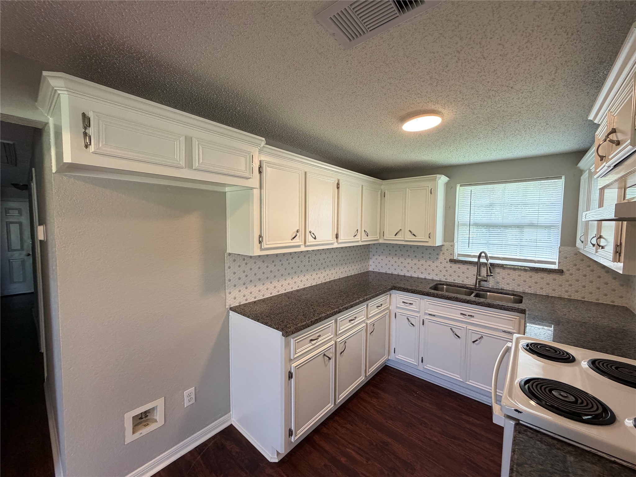 211 S Avenue C Property Photo 8