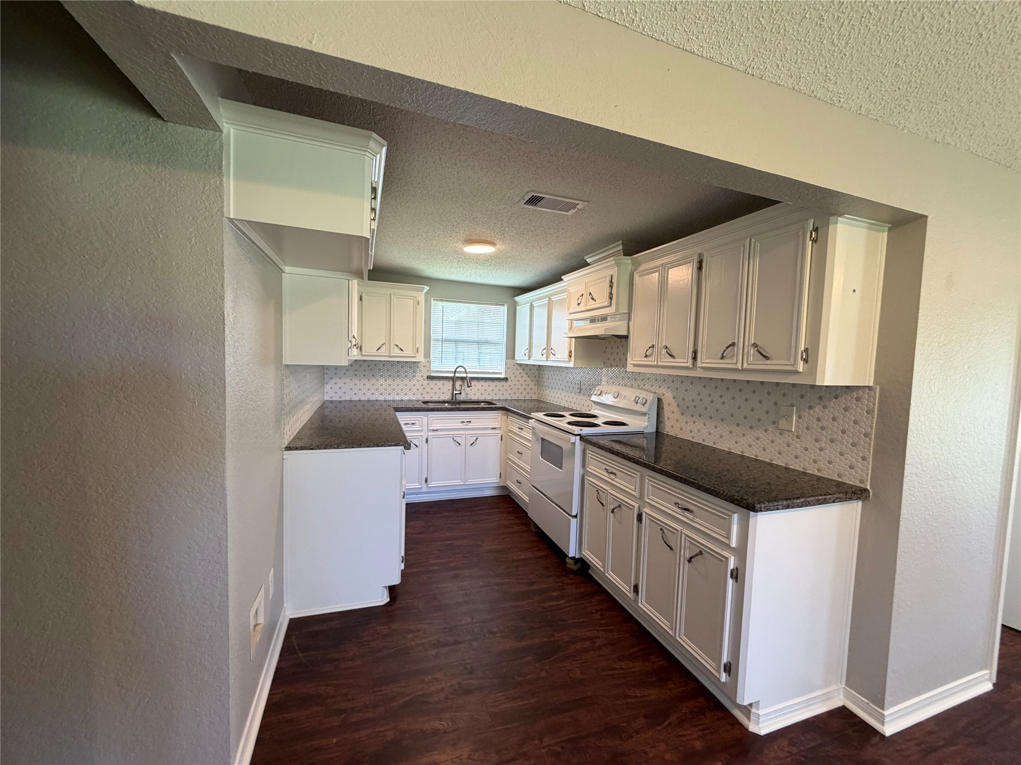 211 S Avenue C Property Photo 9