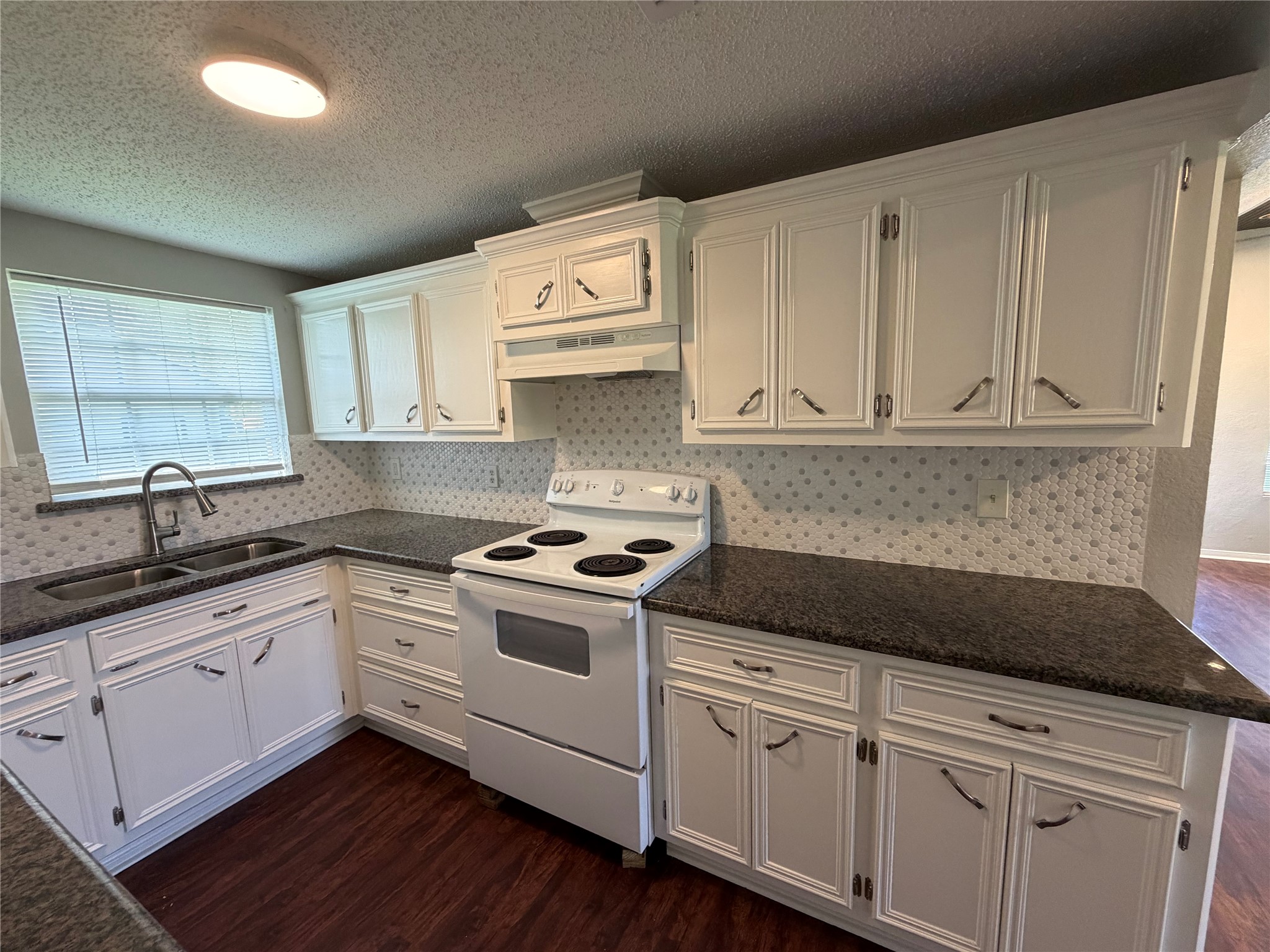 211 S Avenue C Property Photo 10