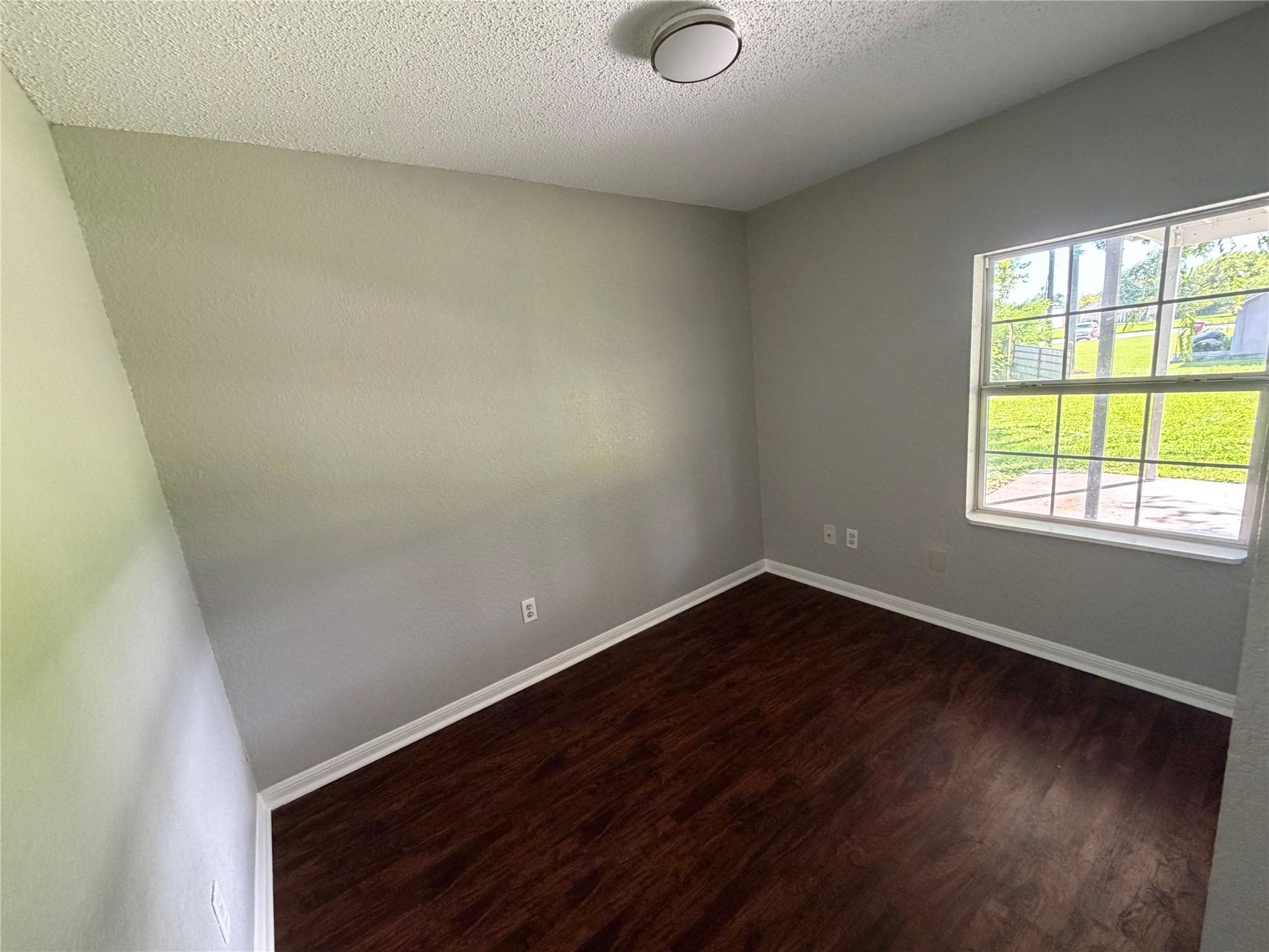 211 S Avenue C Property Photo 11