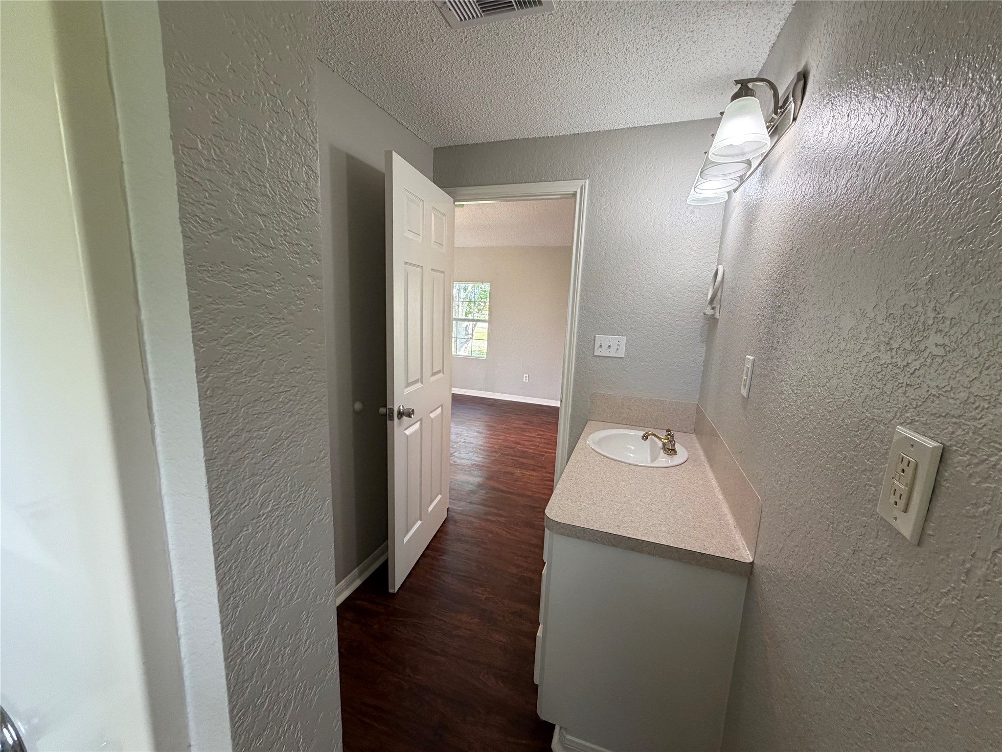 211 S Avenue C Property Photo 13