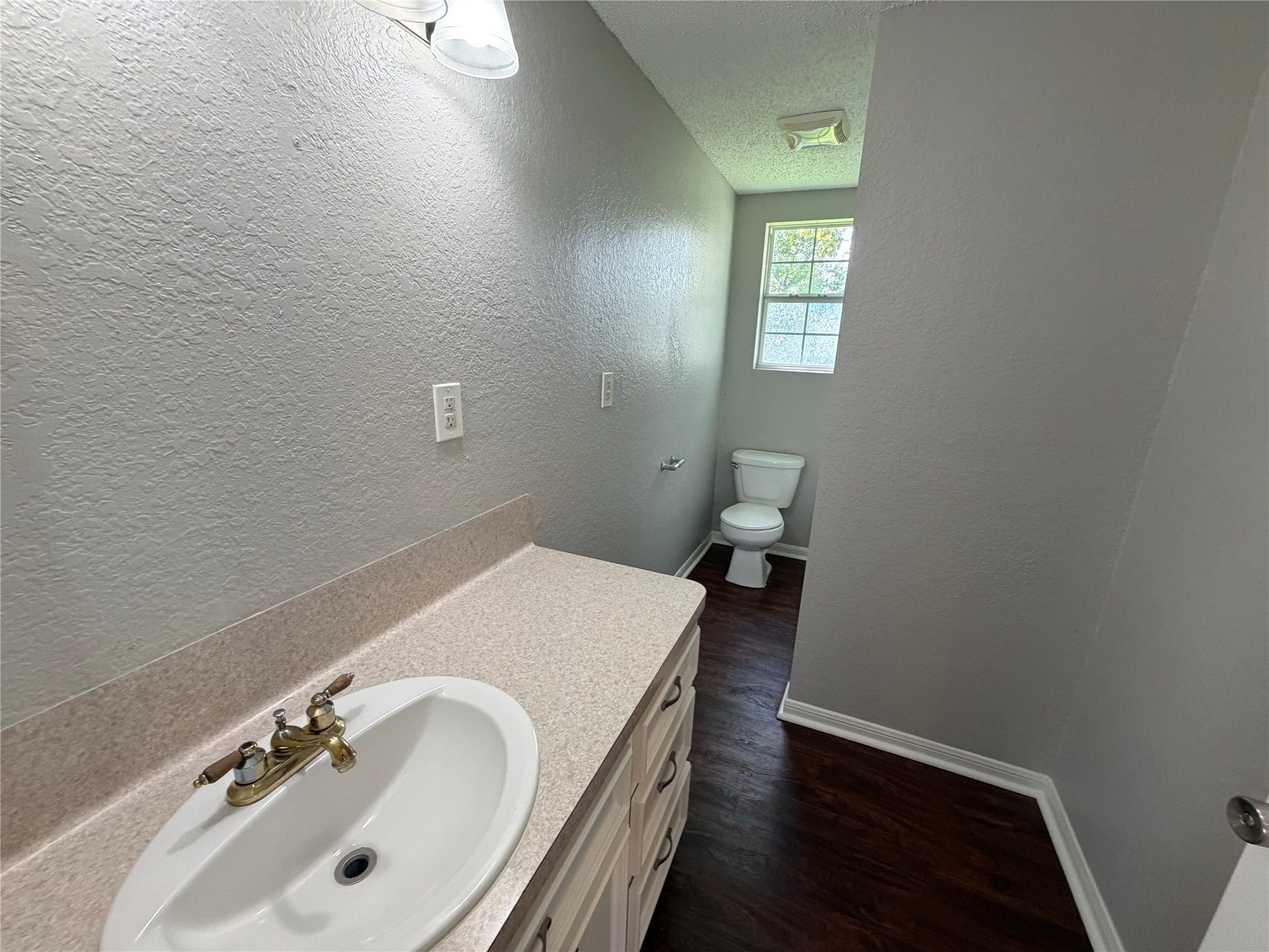211 S Avenue C Property Photo 14