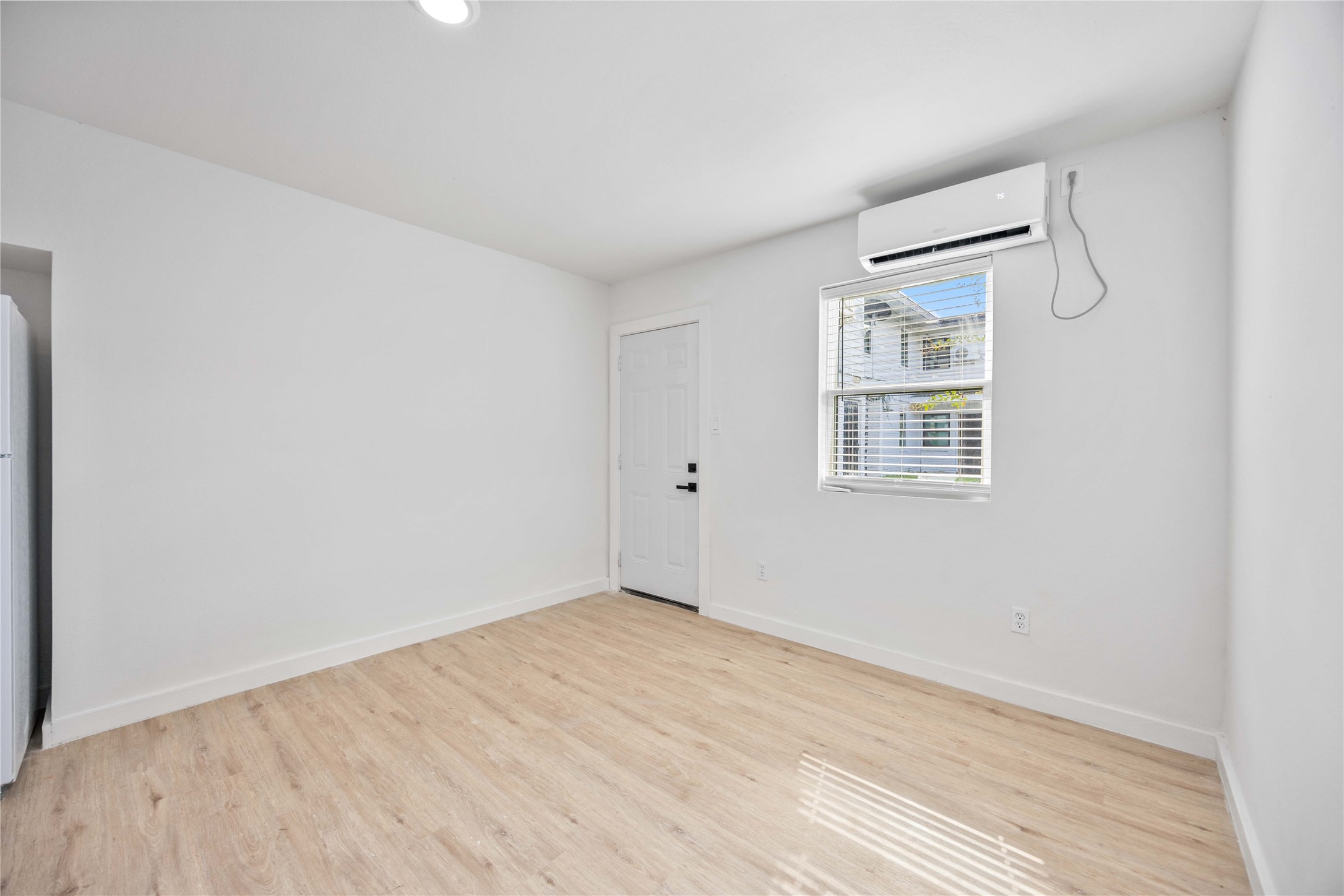 6811 Del Rio Street 2 Property Photo 3