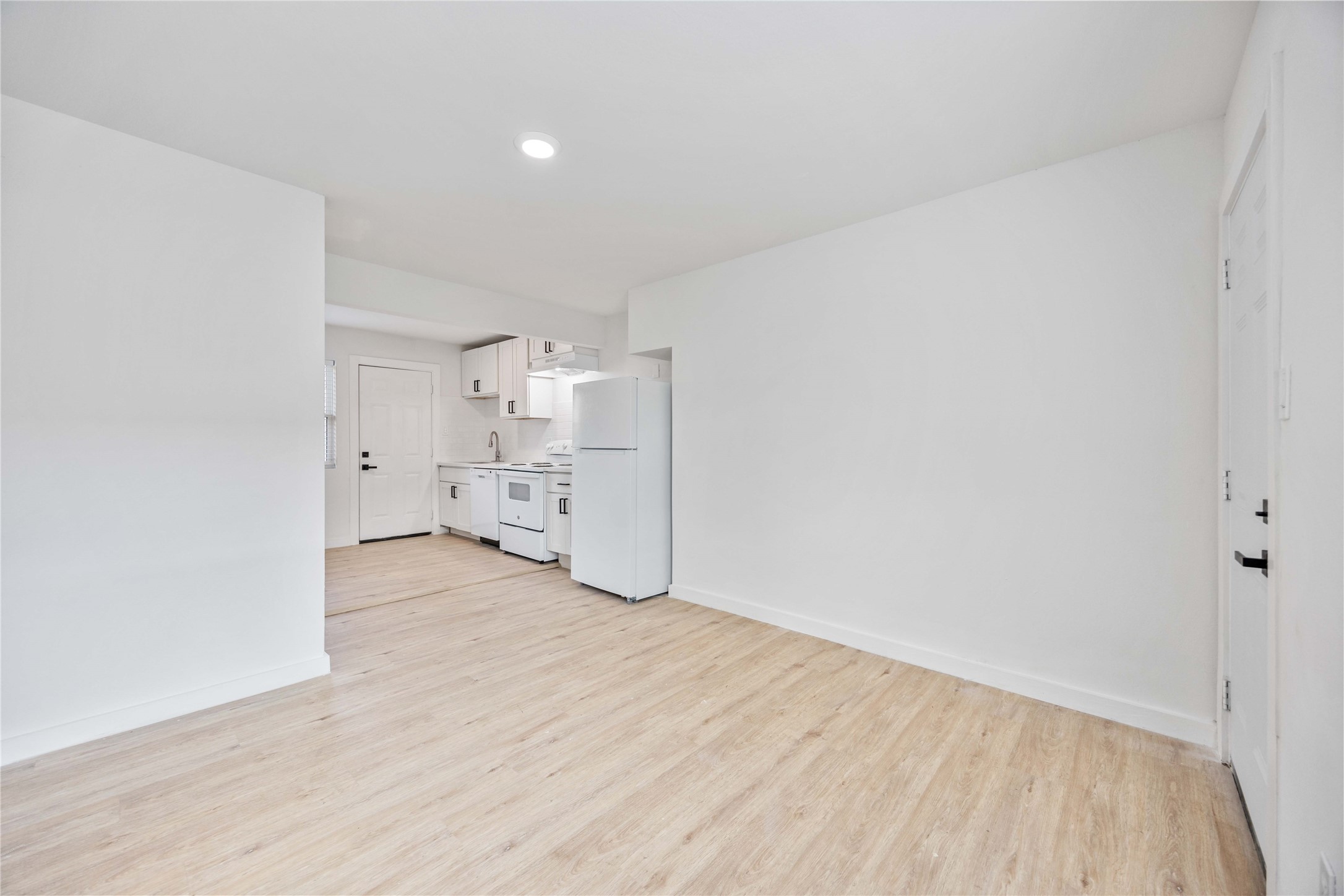 6811 Del Rio Street 2 Property Photo 4