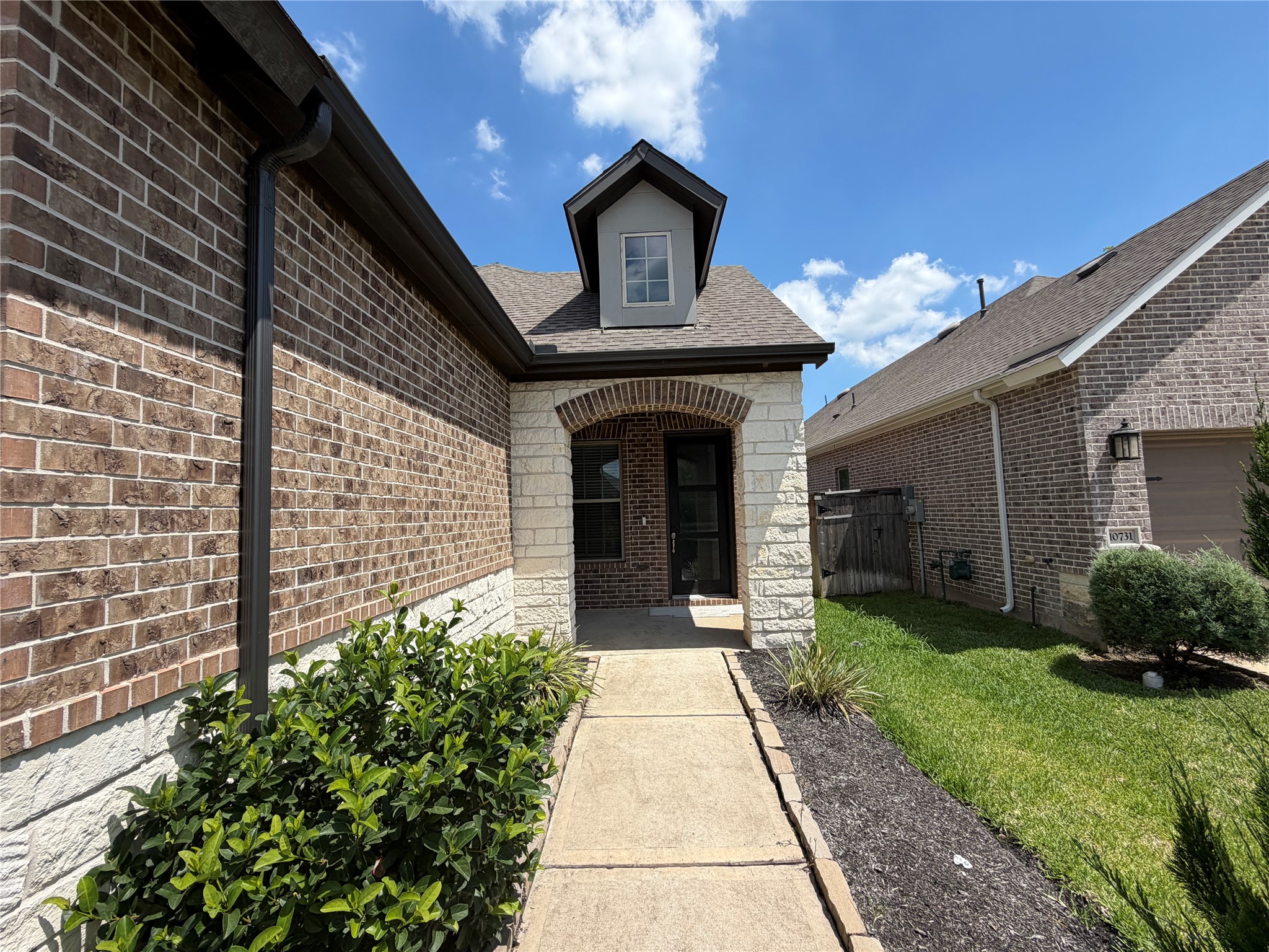 10727 Bridgeport Path Court Property Photo 4