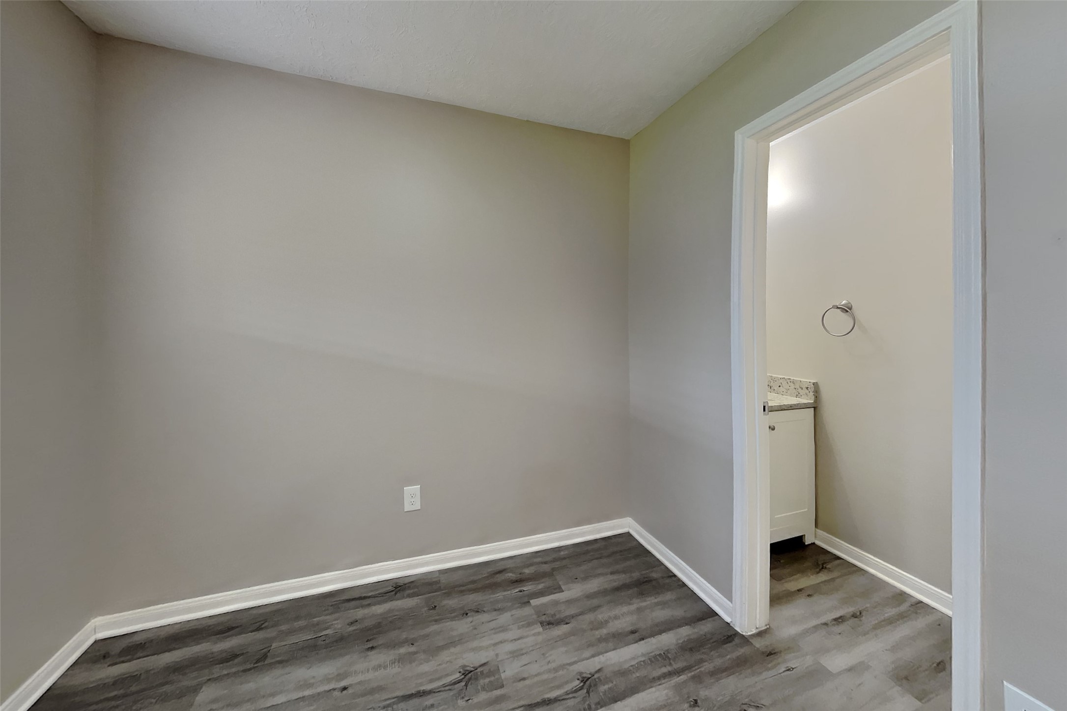 21884 Whispering Forest Drive Property Photo 5