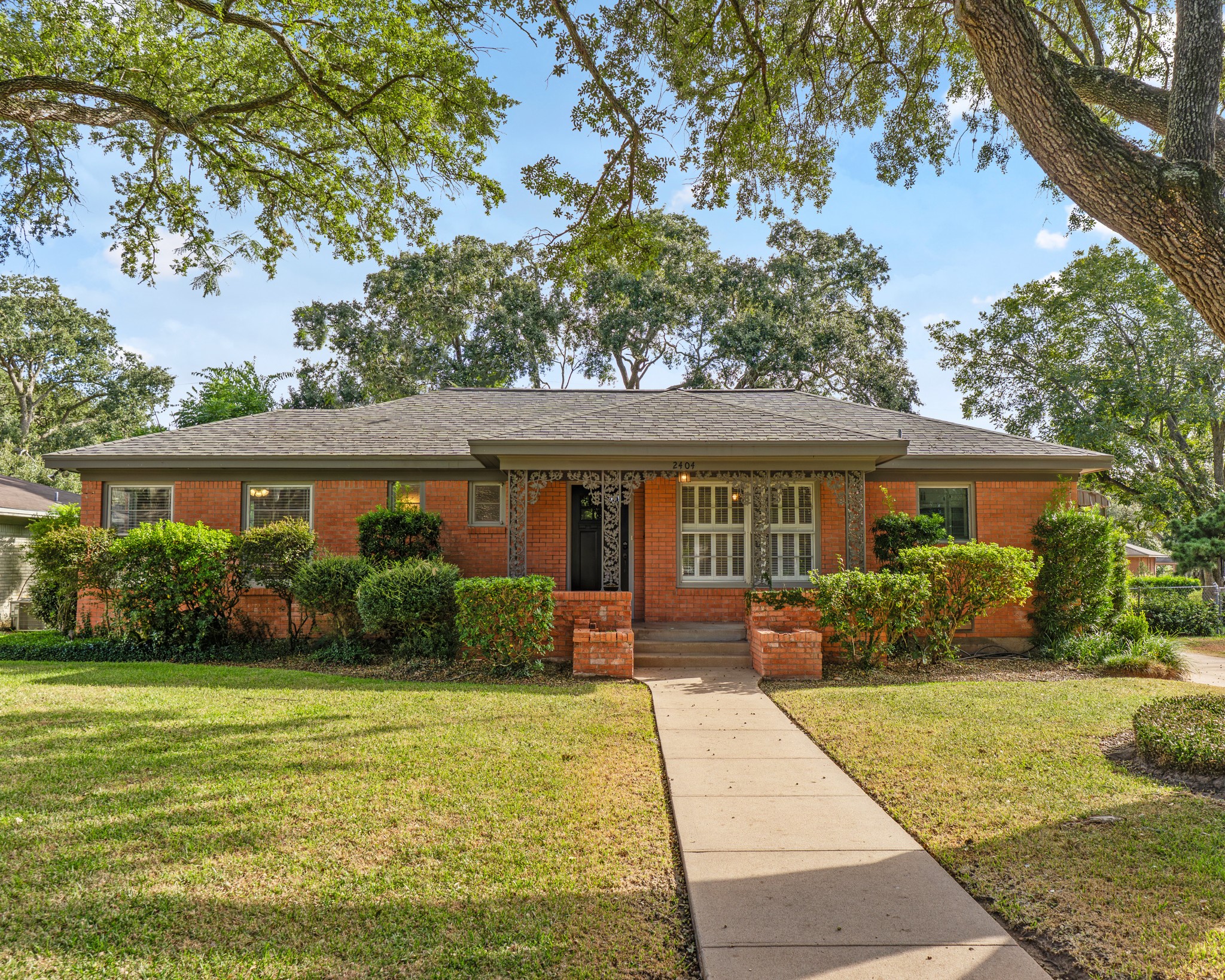 2404 Marguerite Street Property Photo 1