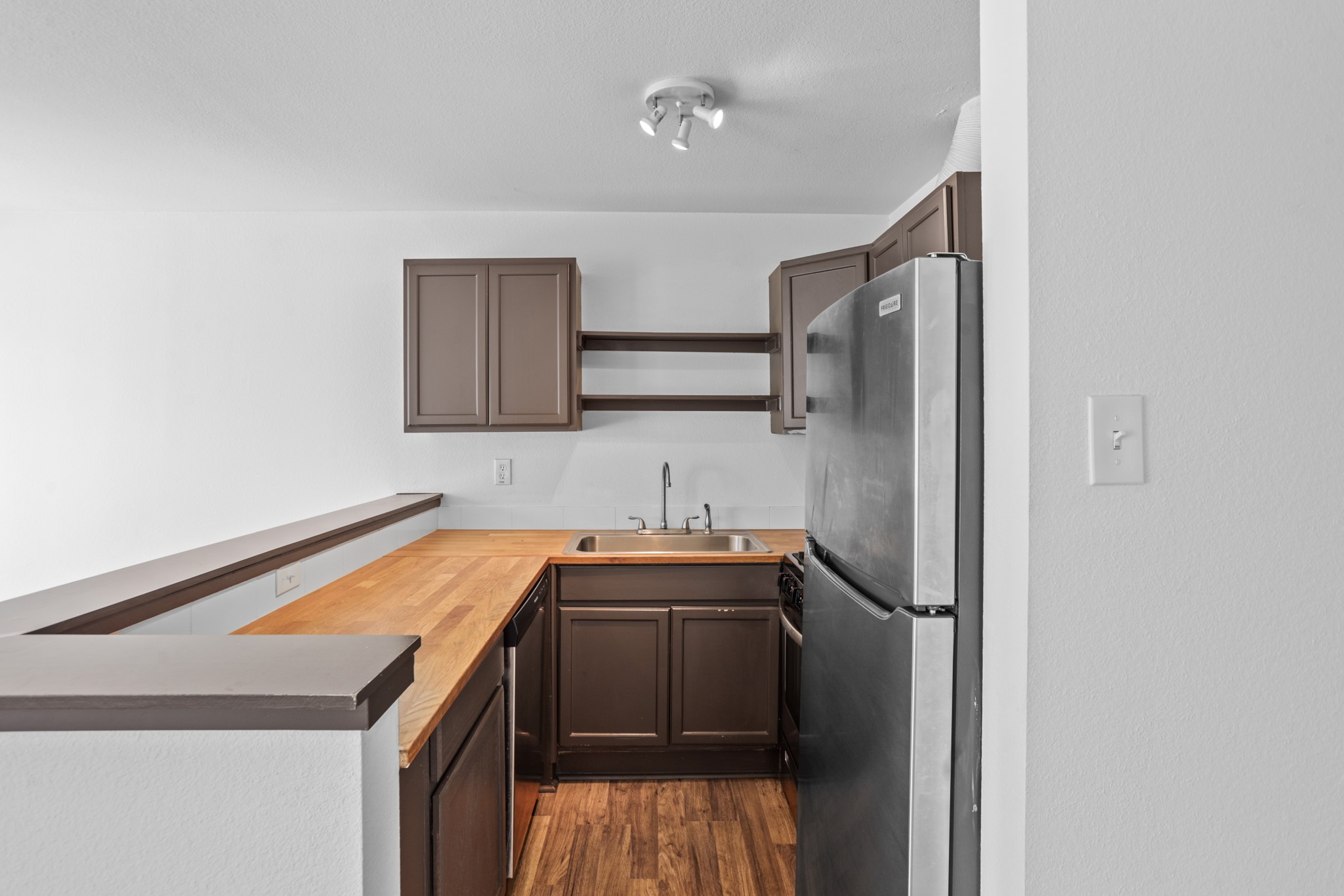 1408 Hughes Street 11 Property Photo 5