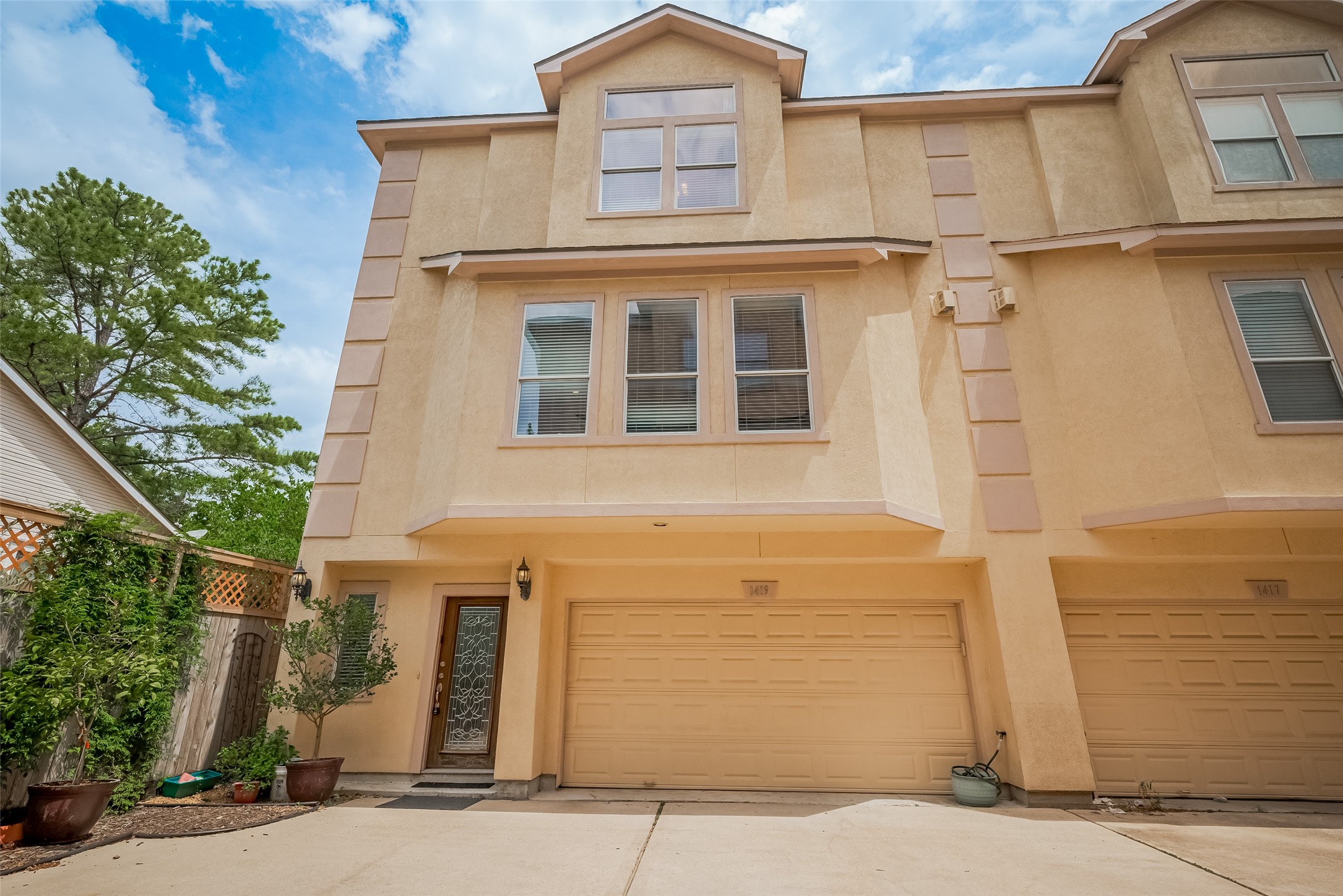 1419 Thompson Street Property Photo 1