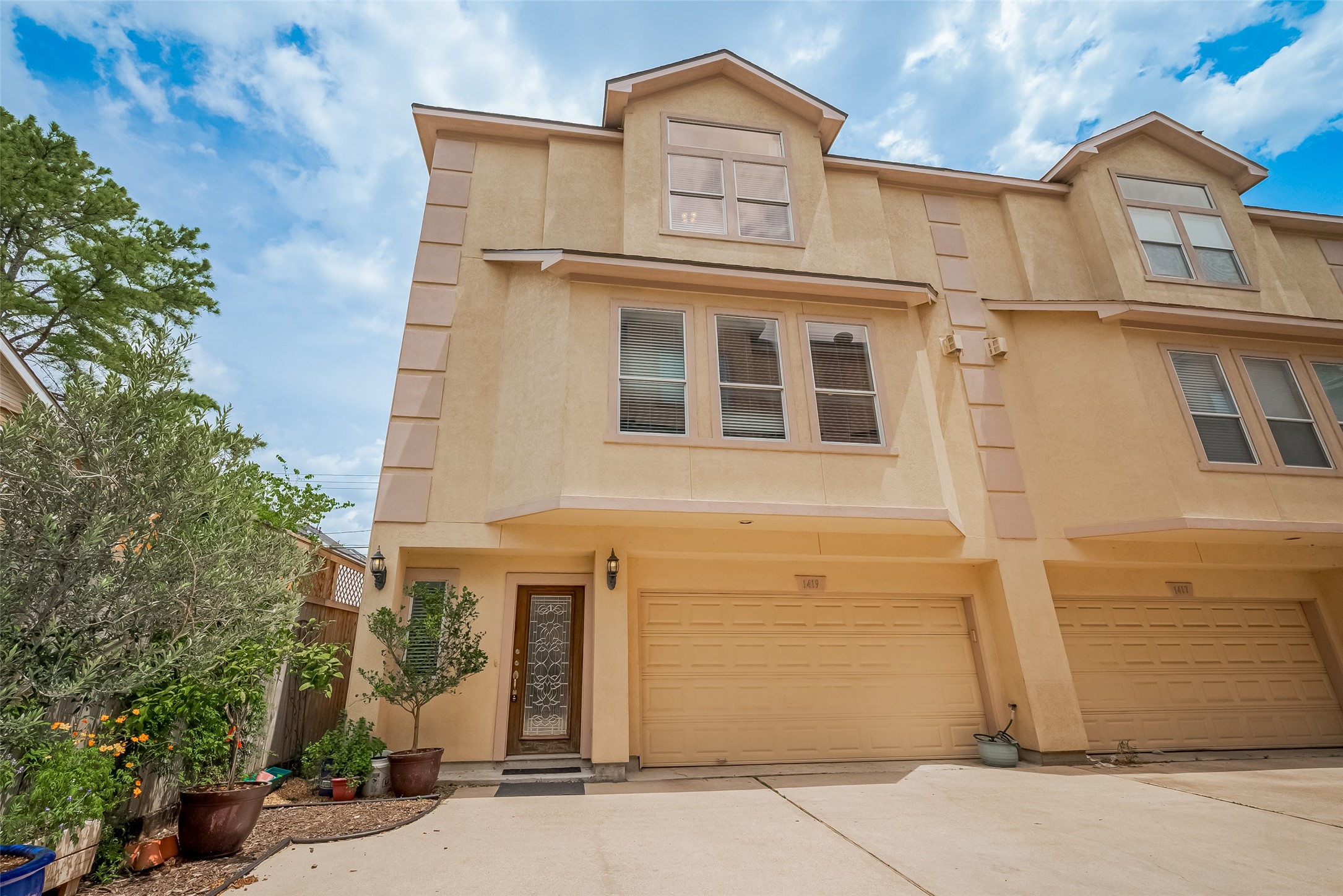 1419 Thompson Street Property Photo 2