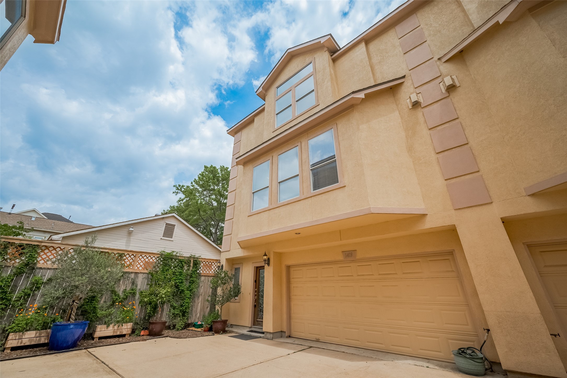 1419 Thompson Street Property Photo 3