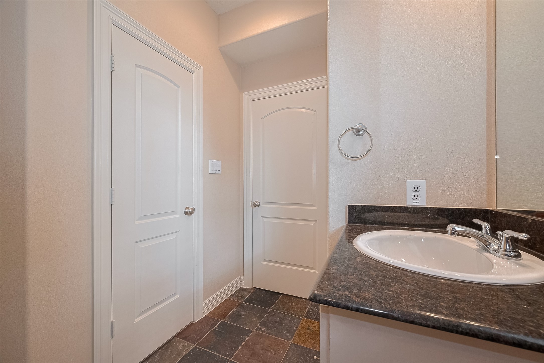 1419 Thompson Street Property Photo 28