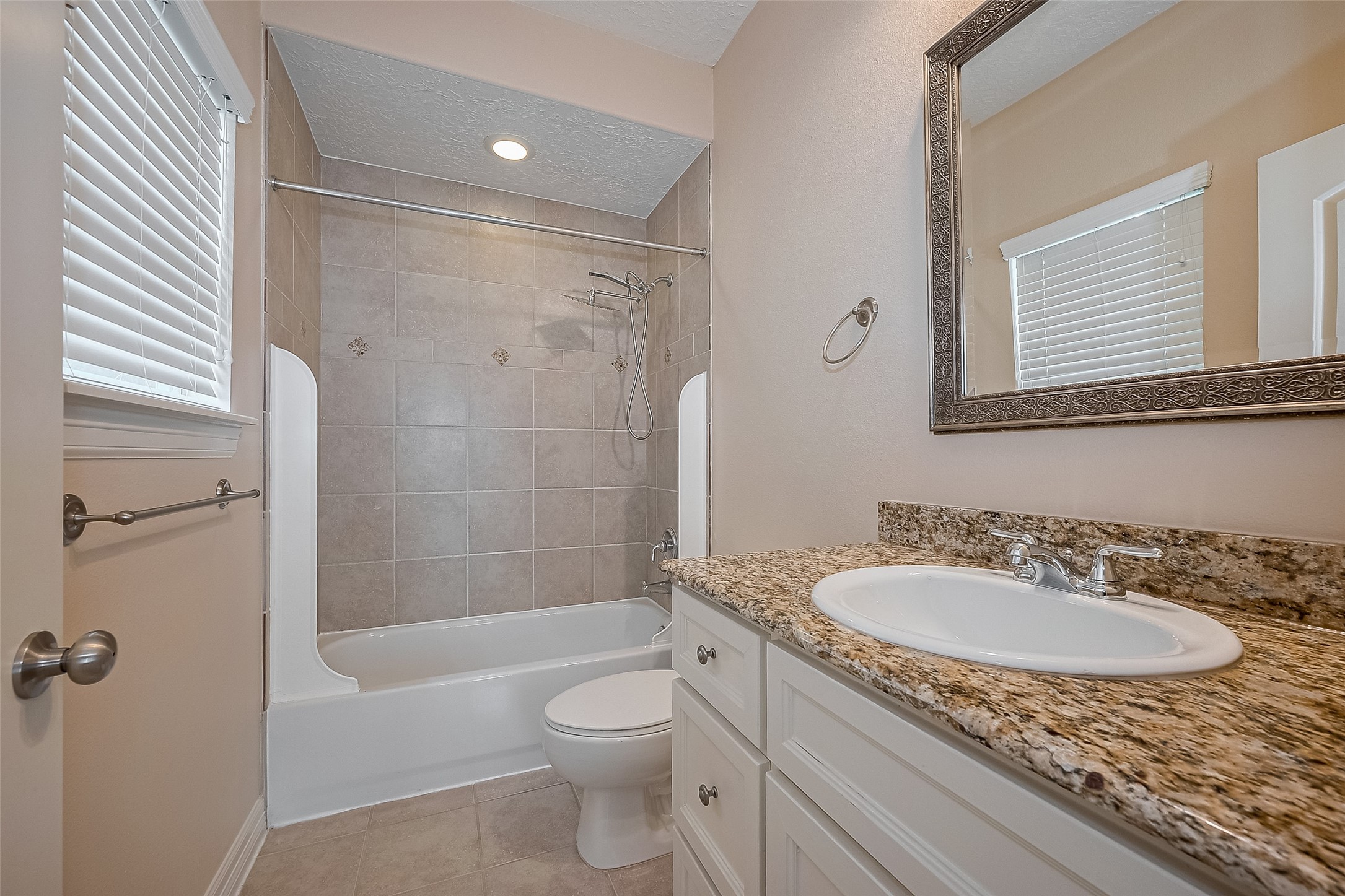 1419 Thompson Street Property Photo 32