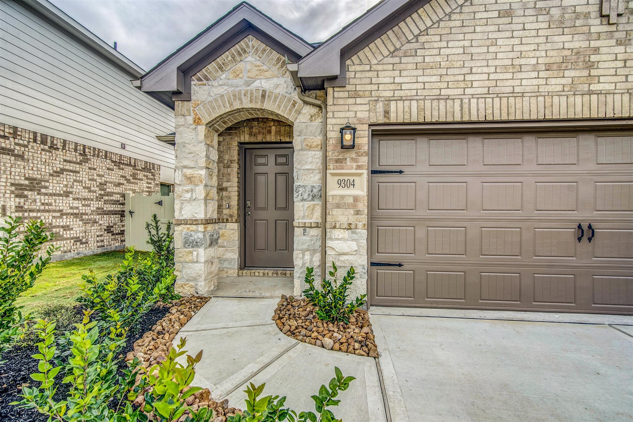 9304 Colonial Bent Court Property Photo 4