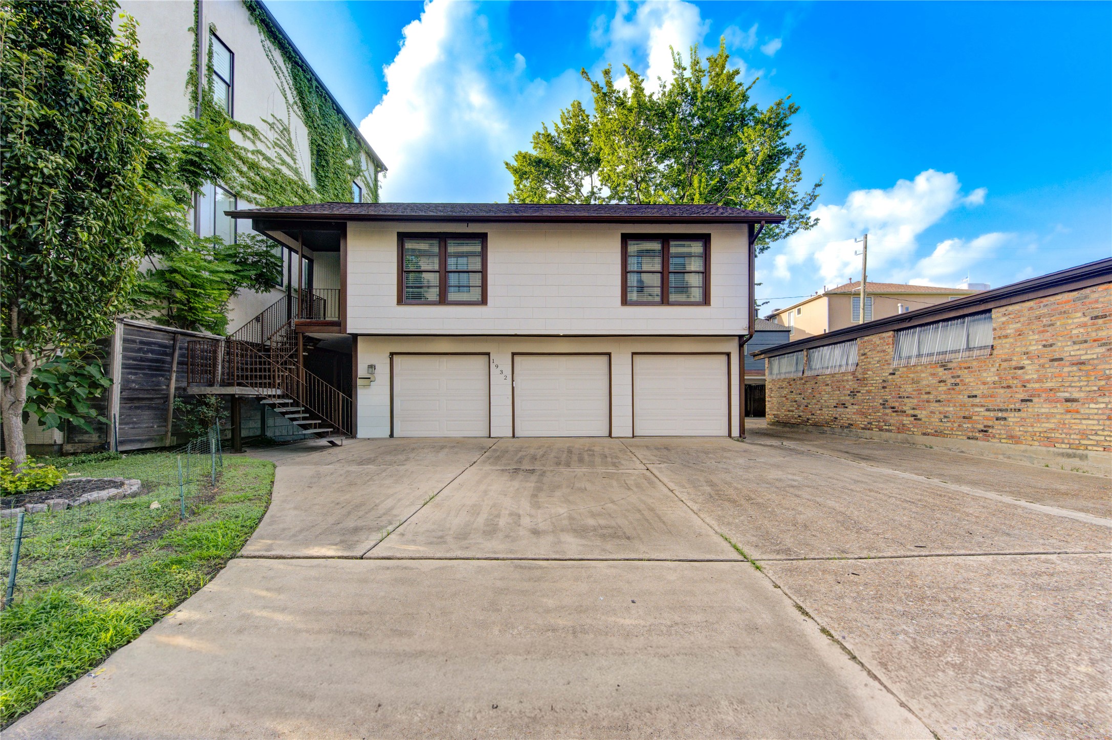 1932 W Bell Street Property Photo 4