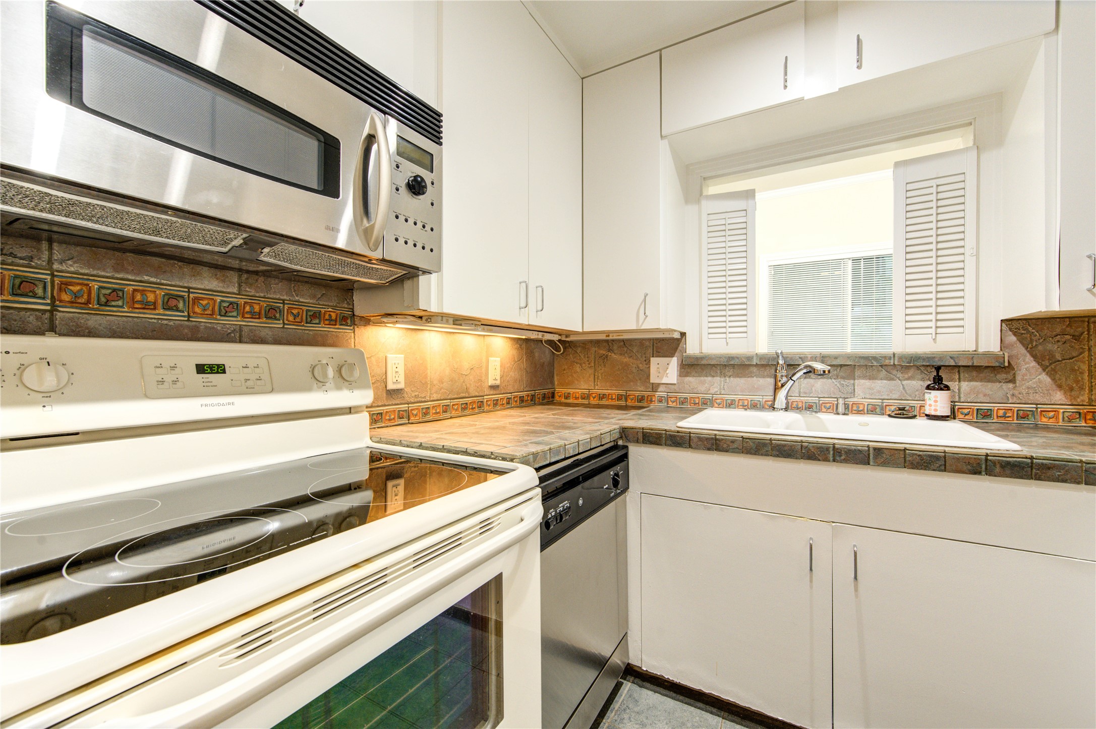 1932 W Bell Street Property Photo 23