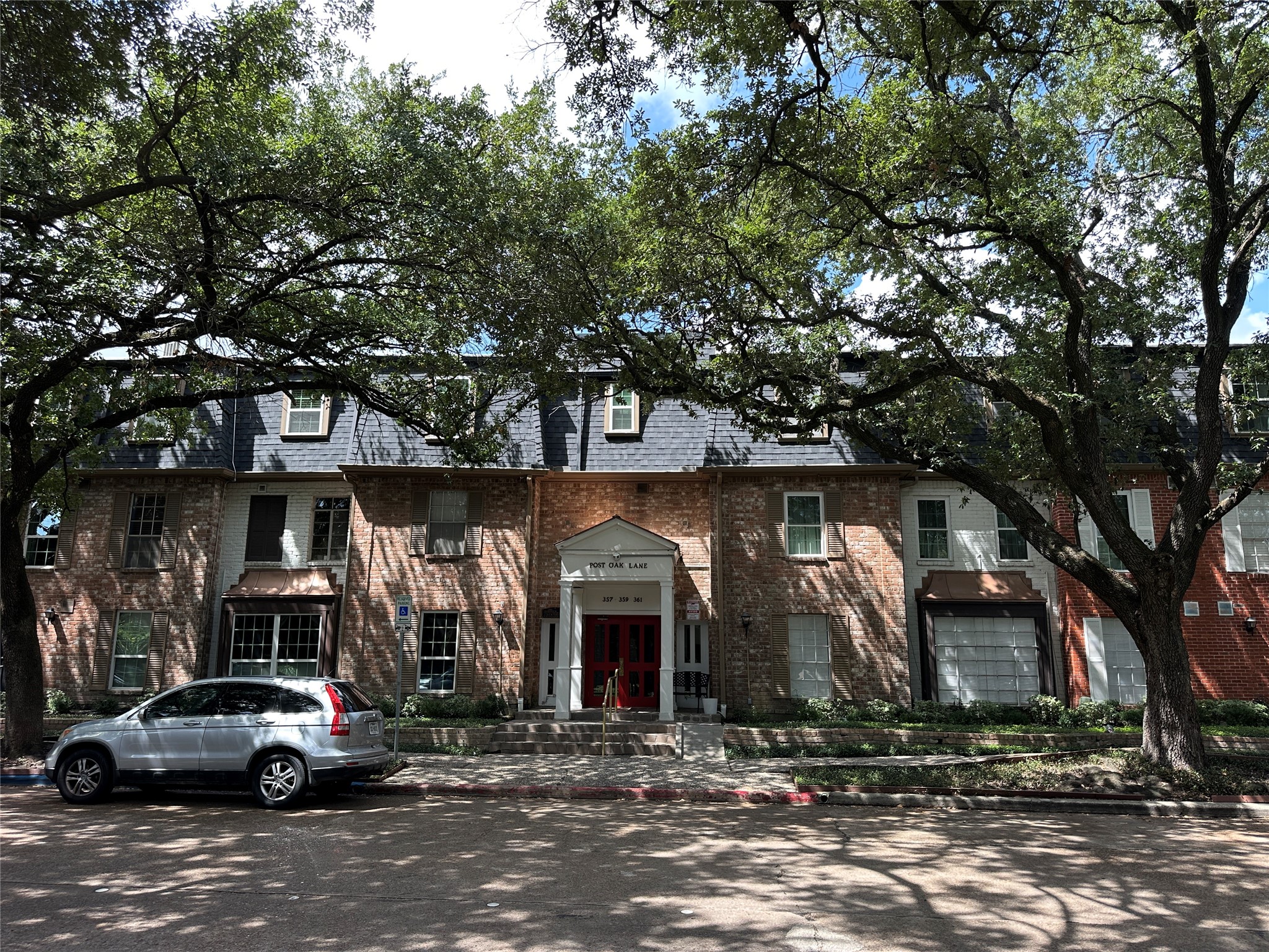 359 N Post Oak Lane 220 Property Photo 1