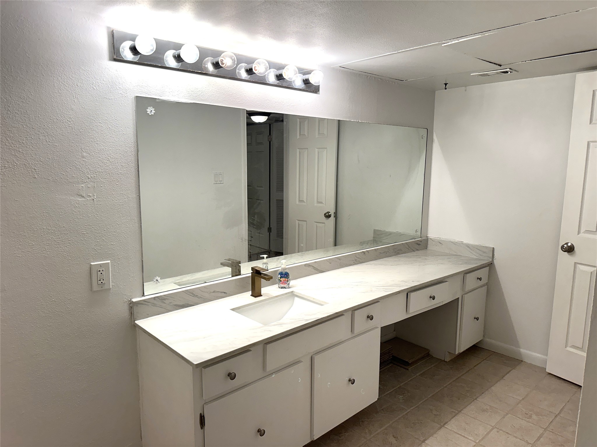 359 N Post Oak Lane 220 Property Photo 22
