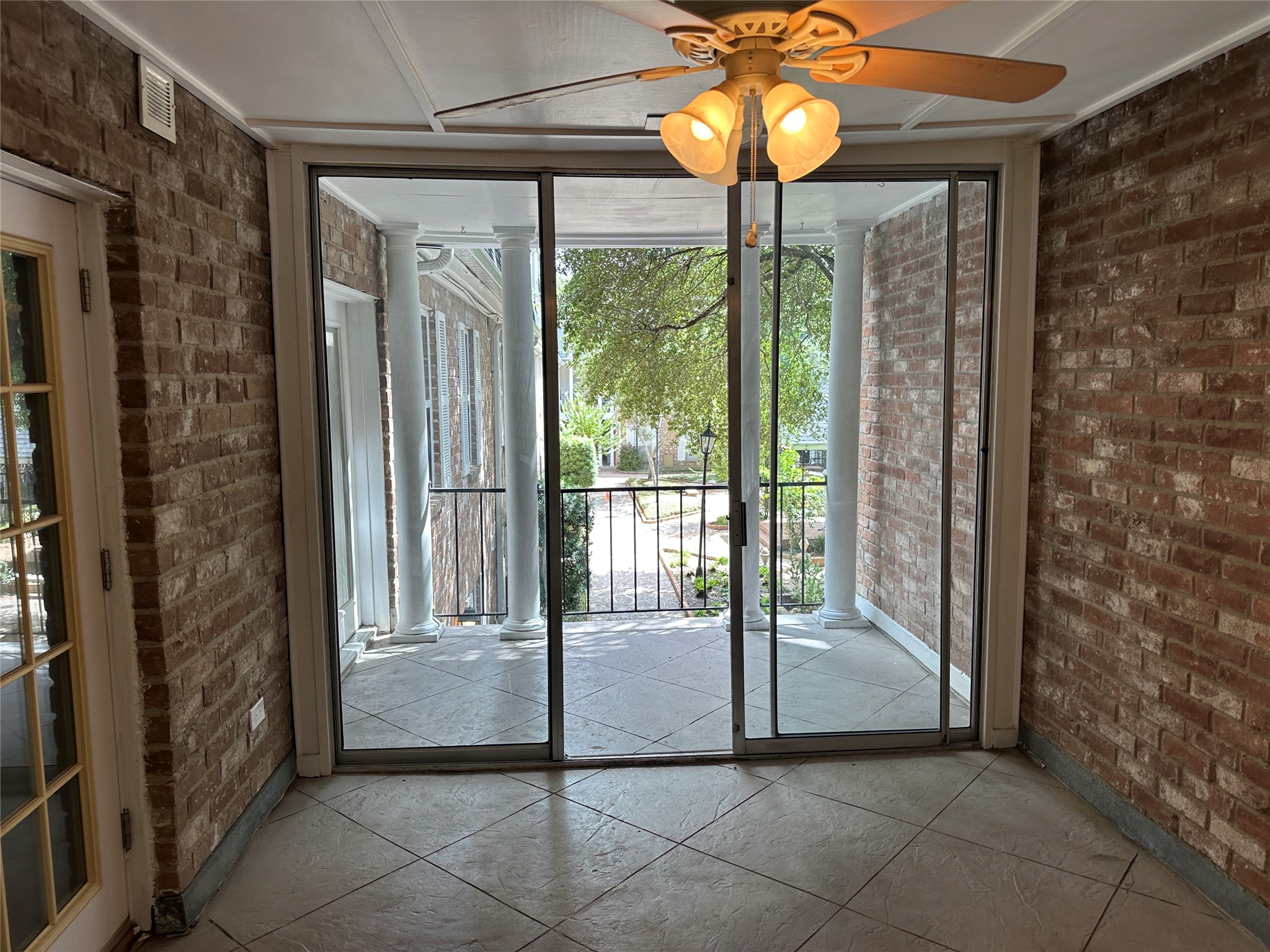 359 N Post Oak Lane 220 Property Photo 24