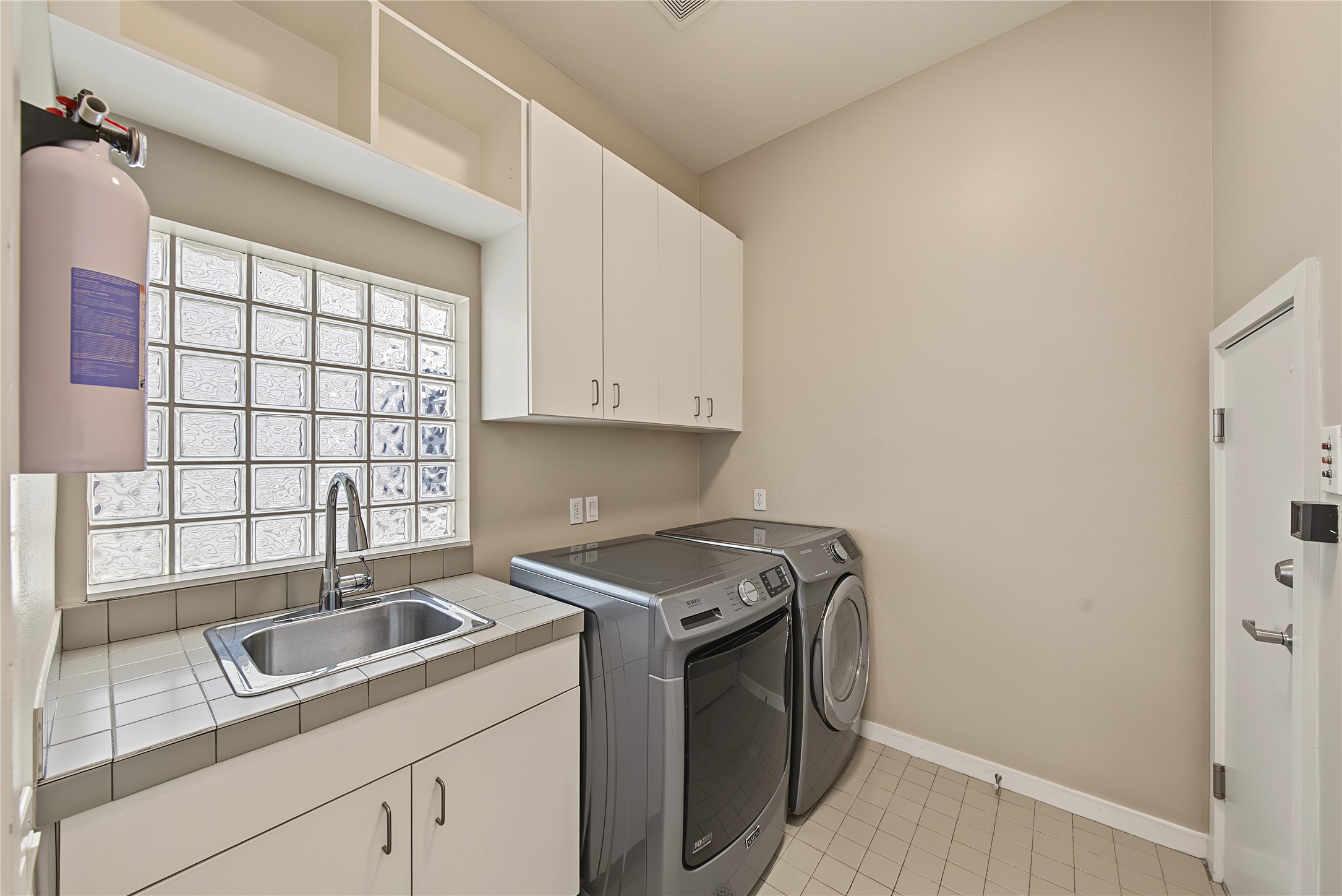 1909 Oakdale Street Property Photo 6