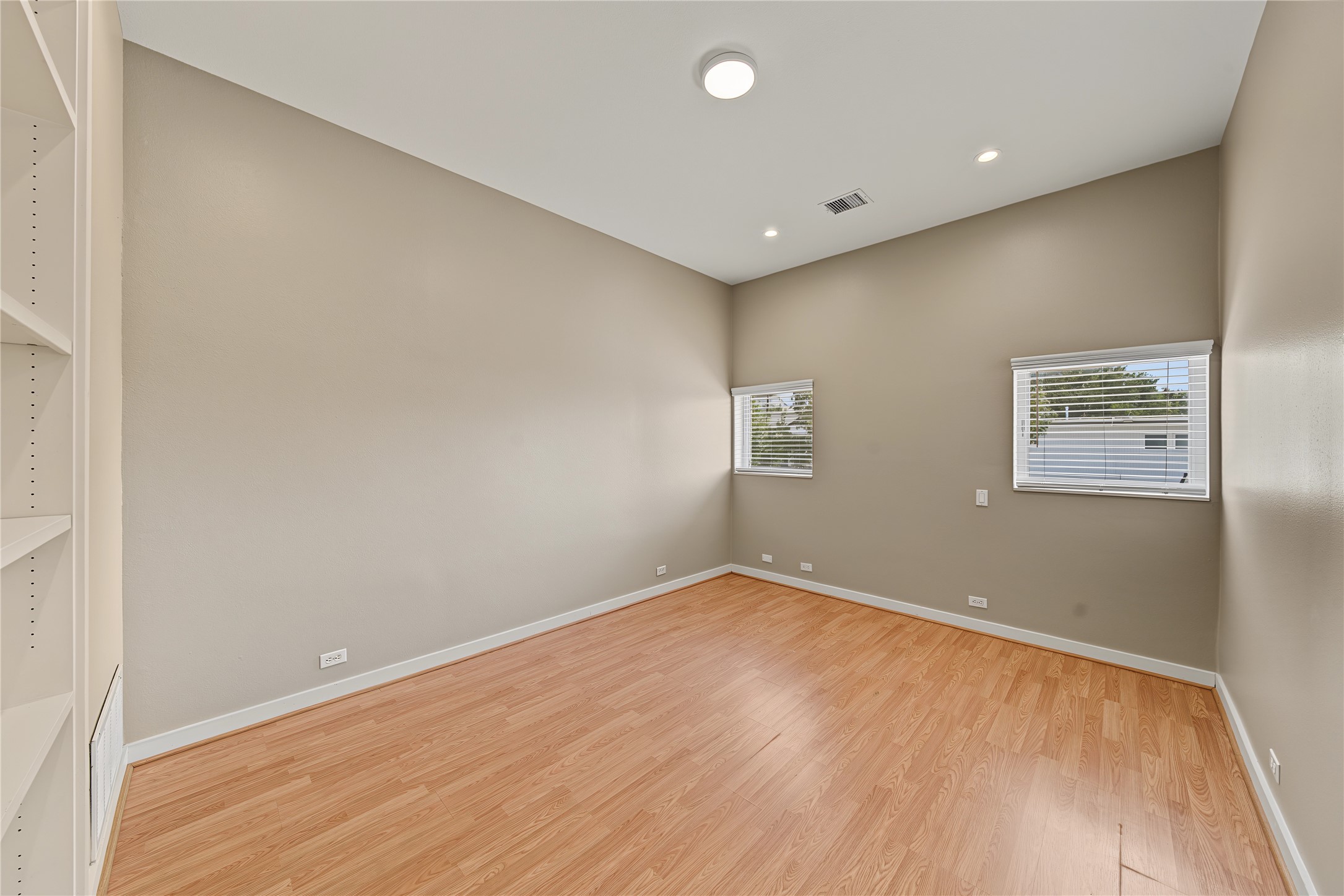 1909 Oakdale Street Property Photo 7