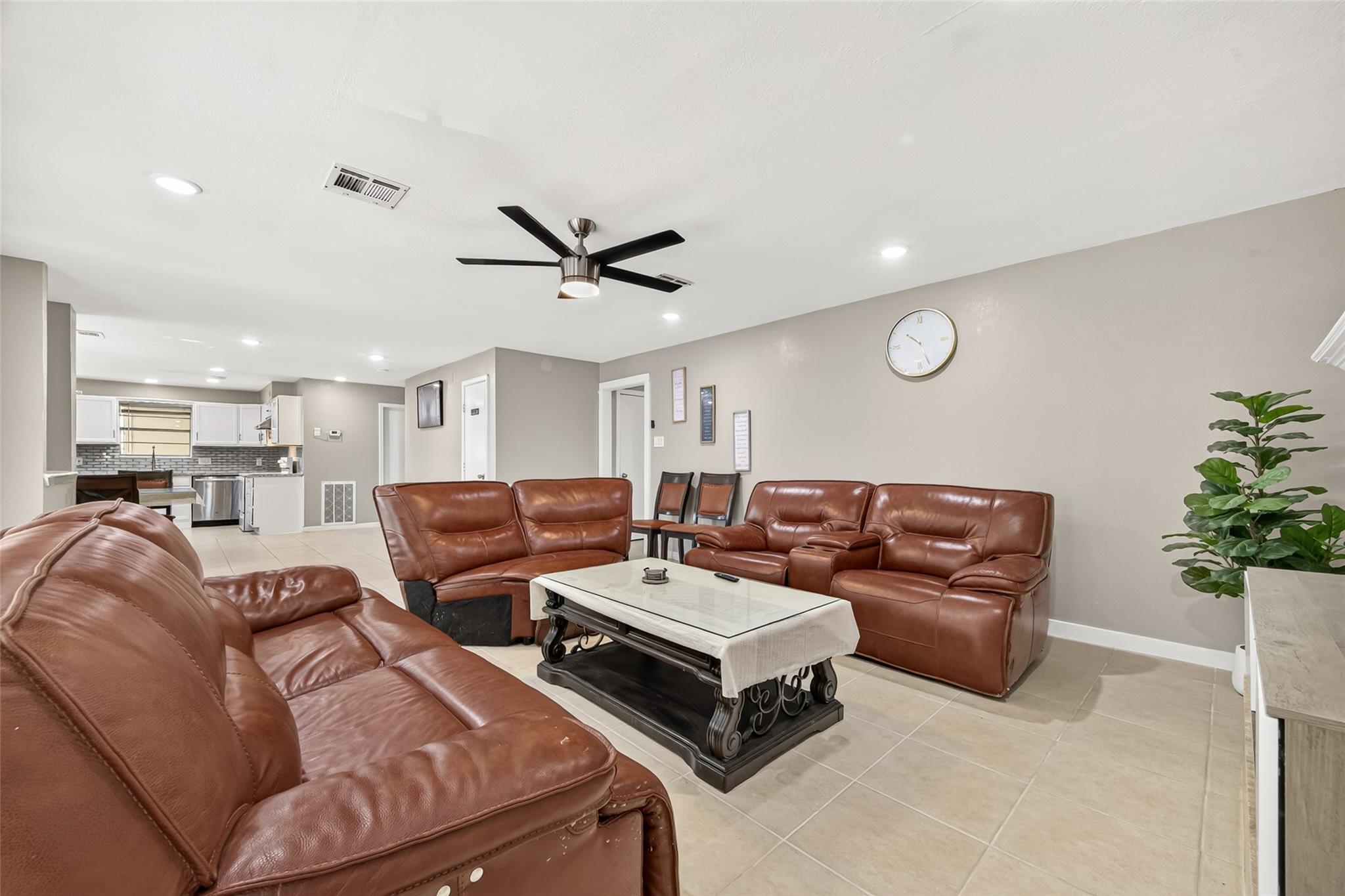 552 Roanoke Drive Property Photo 4