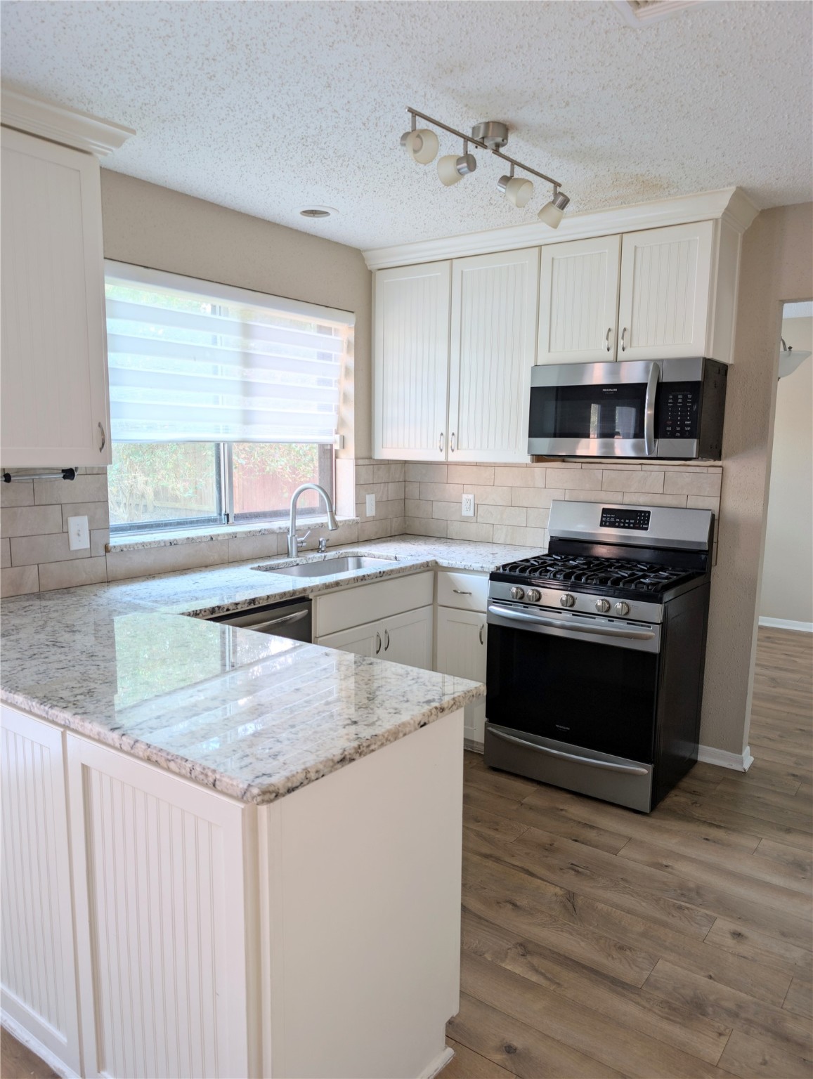 9303 Palm Shores Drive Property Photo 1