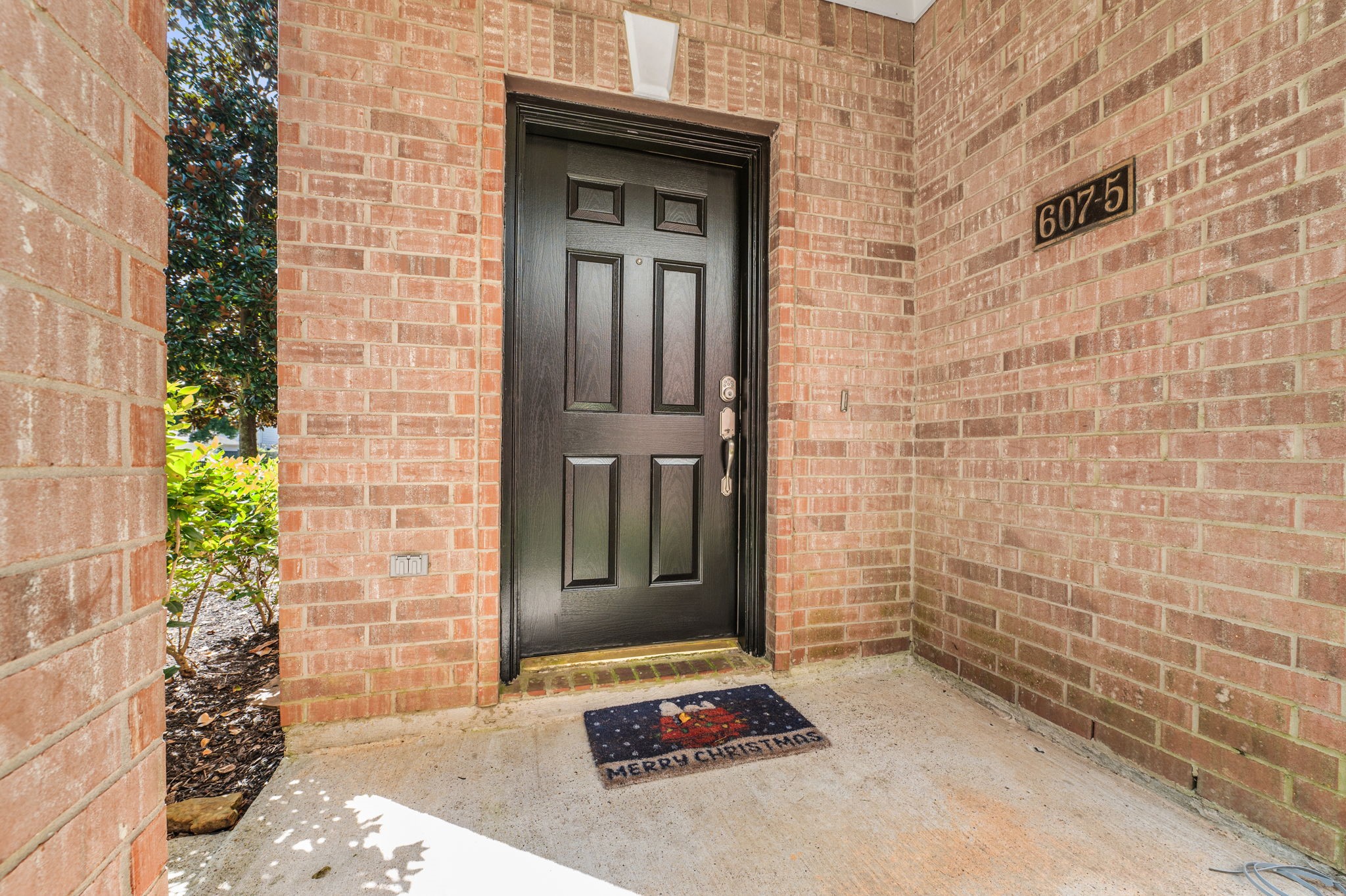607 Travis Street 5 Property Photo 5