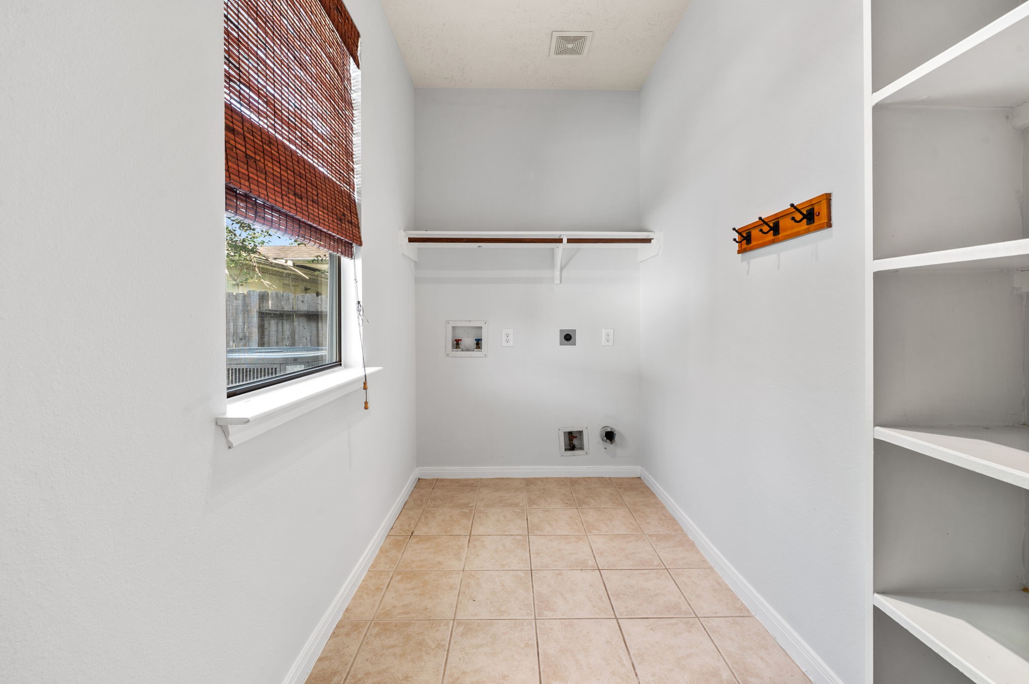 607 Travis Street 5 Property Photo 26