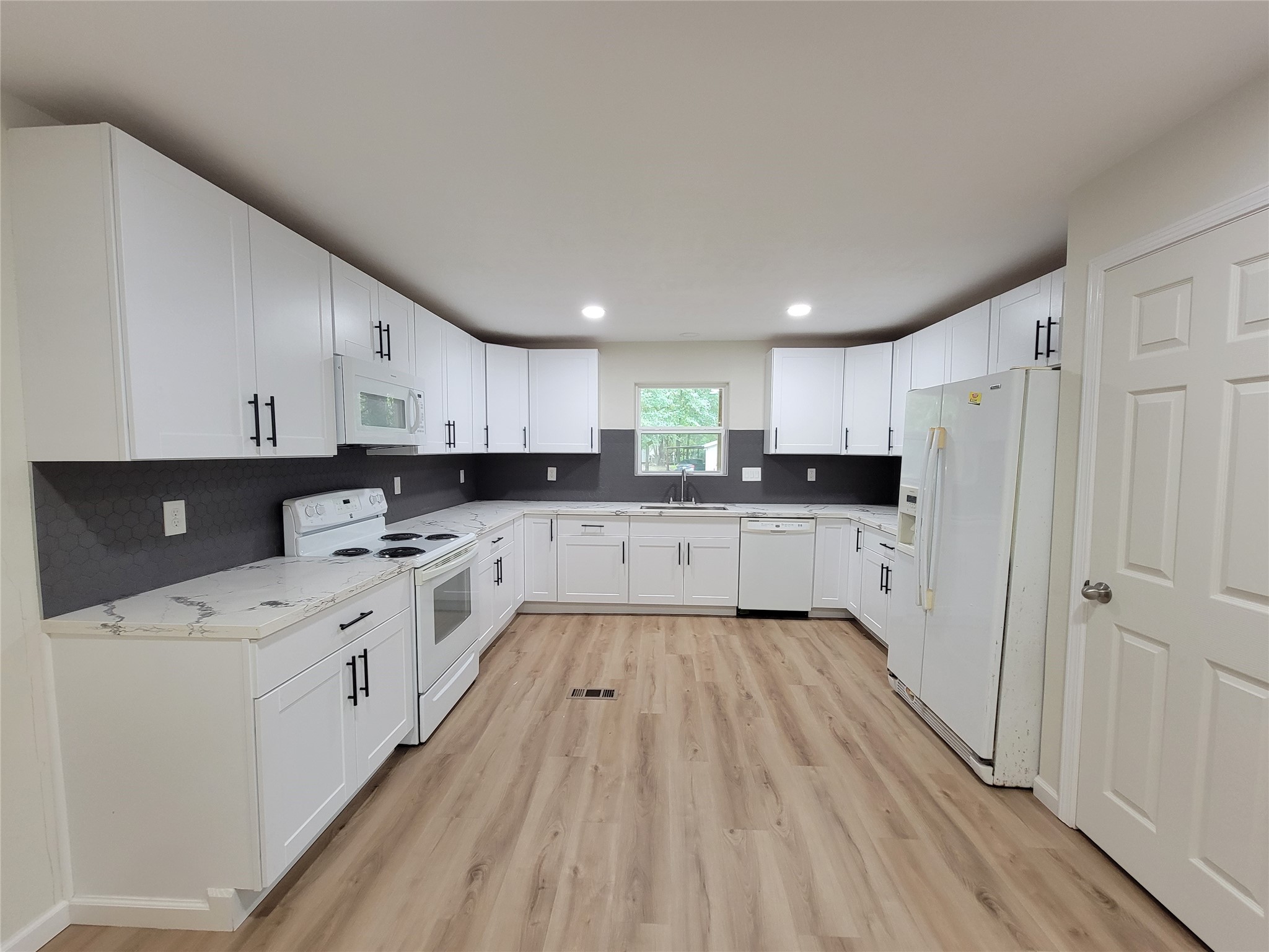 13126 S Lee Shore Drive Property Photo 6