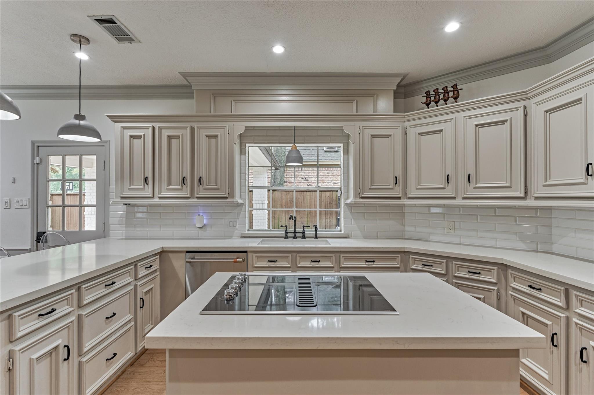 42 Golden Shadow Circle, The Woodlands Tx 77381 Property Photo 9