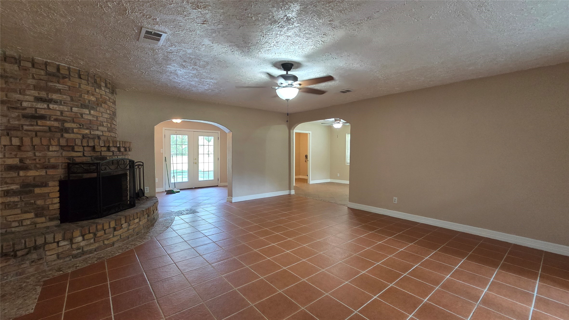 21298 Oak Leaf Boulevard Property Photo 5