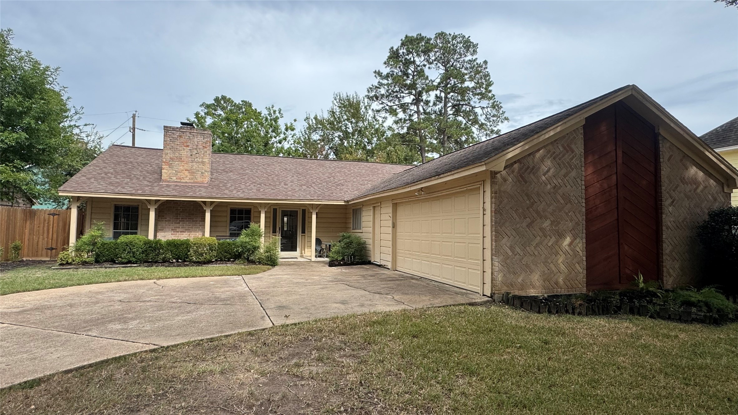 16418 Fox Crossing Lane Property Photo 2