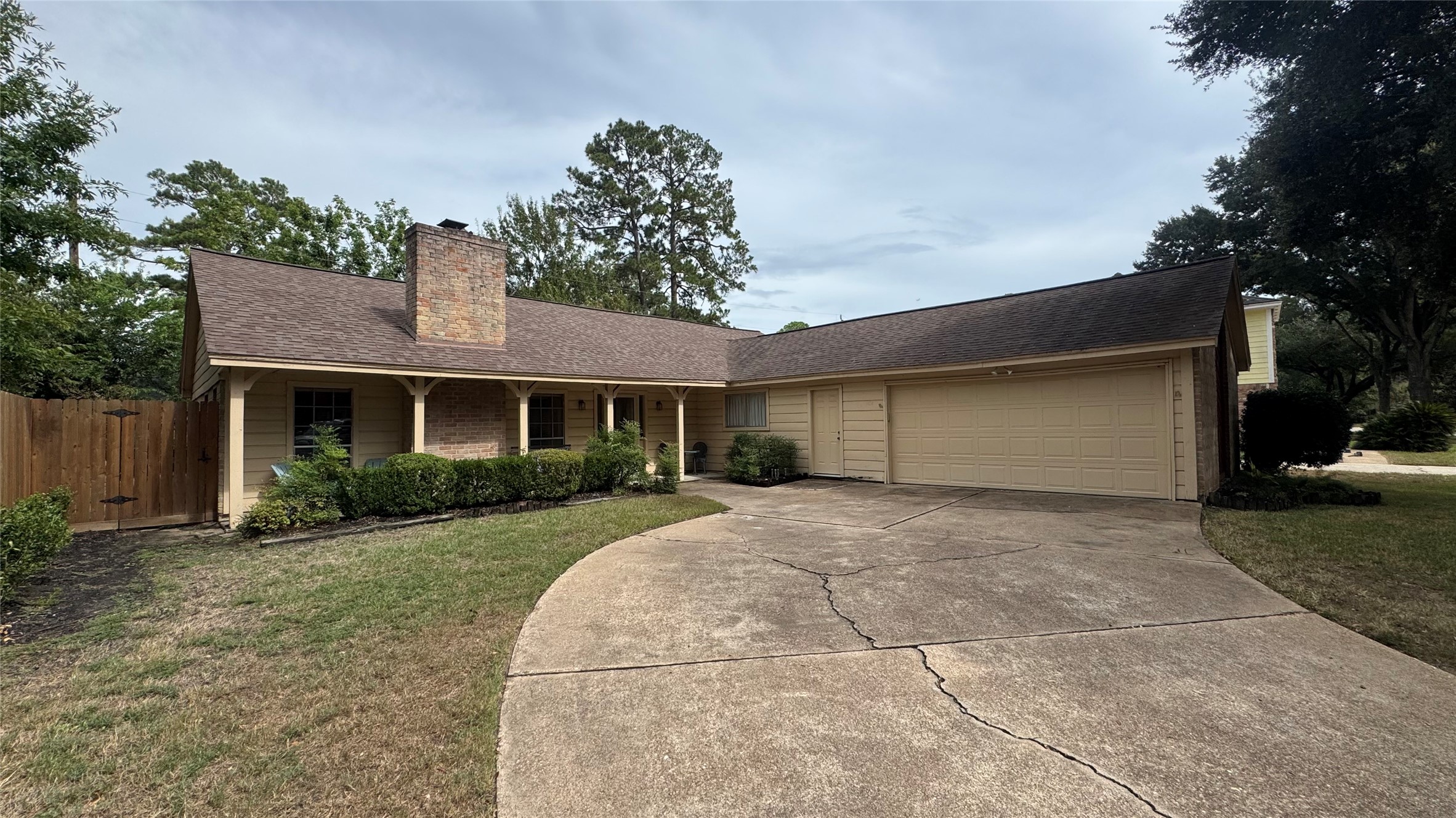16418 Fox Crossing Lane Property Photo 3